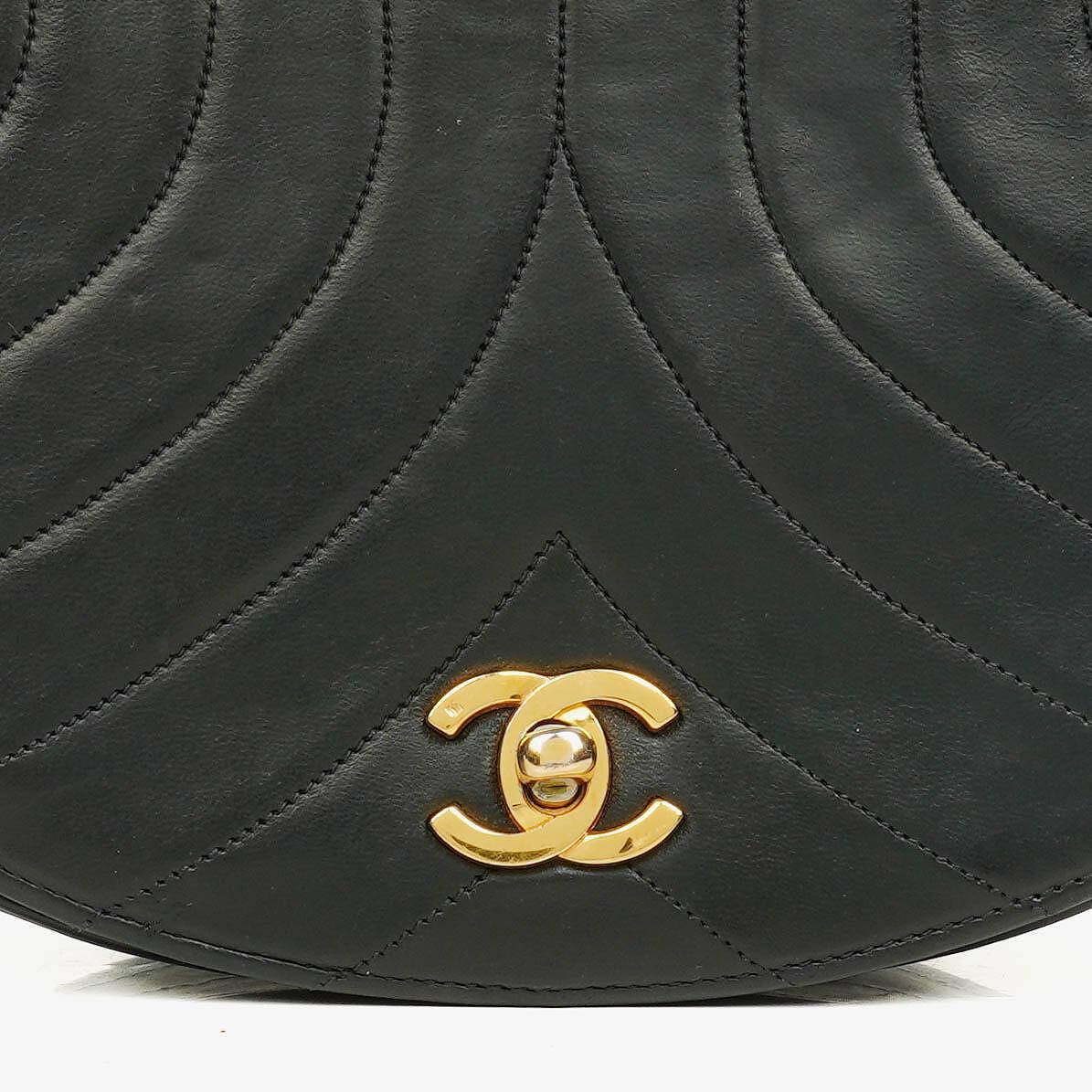 Chanel Halbmond Tasche aus gestepptem Lammleder in Schwarz mit 24K-vergoldeten Beschlägen