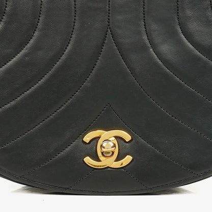 Chanel Halbmond Tasche aus gestepptem Lammleder in Schwarz mit 24K-vergoldeten Beschlägen