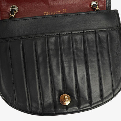Chanel Halbmond Tasche aus gestepptem Lammleder in Schwarz mit 24K-vergoldeten Beschlägen