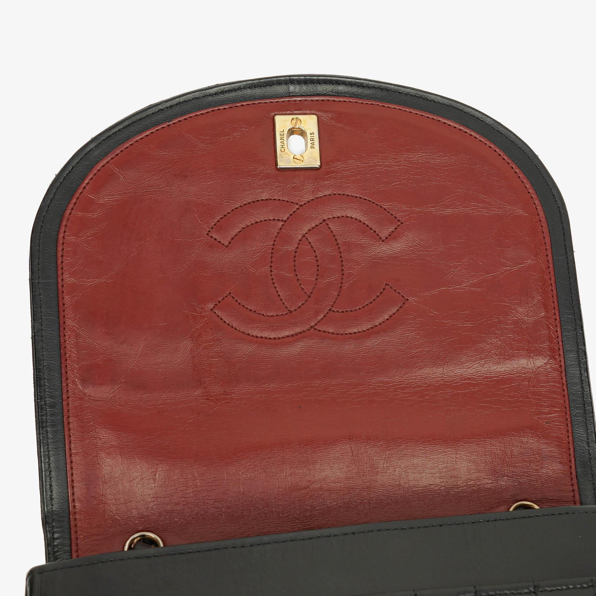 Chanel Halbmond Tasche aus gestepptem Lammleder in Schwarz mit 24K-vergoldeten Beschlägen