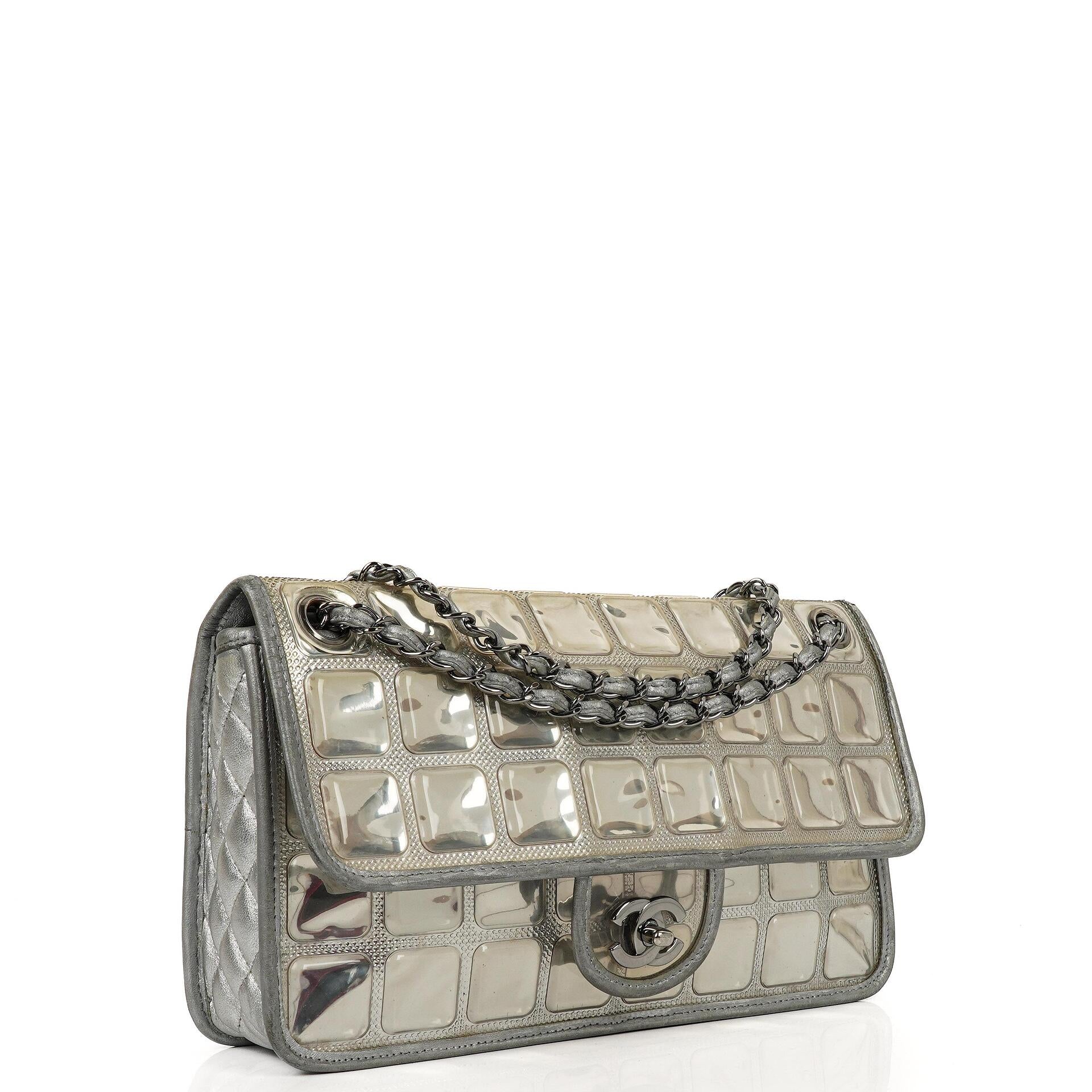 Chanel Ice Cube Flap Bag aus verspiegeltem Vinyl und silbernem Metallic-Leder mit silberfarbener Hardware