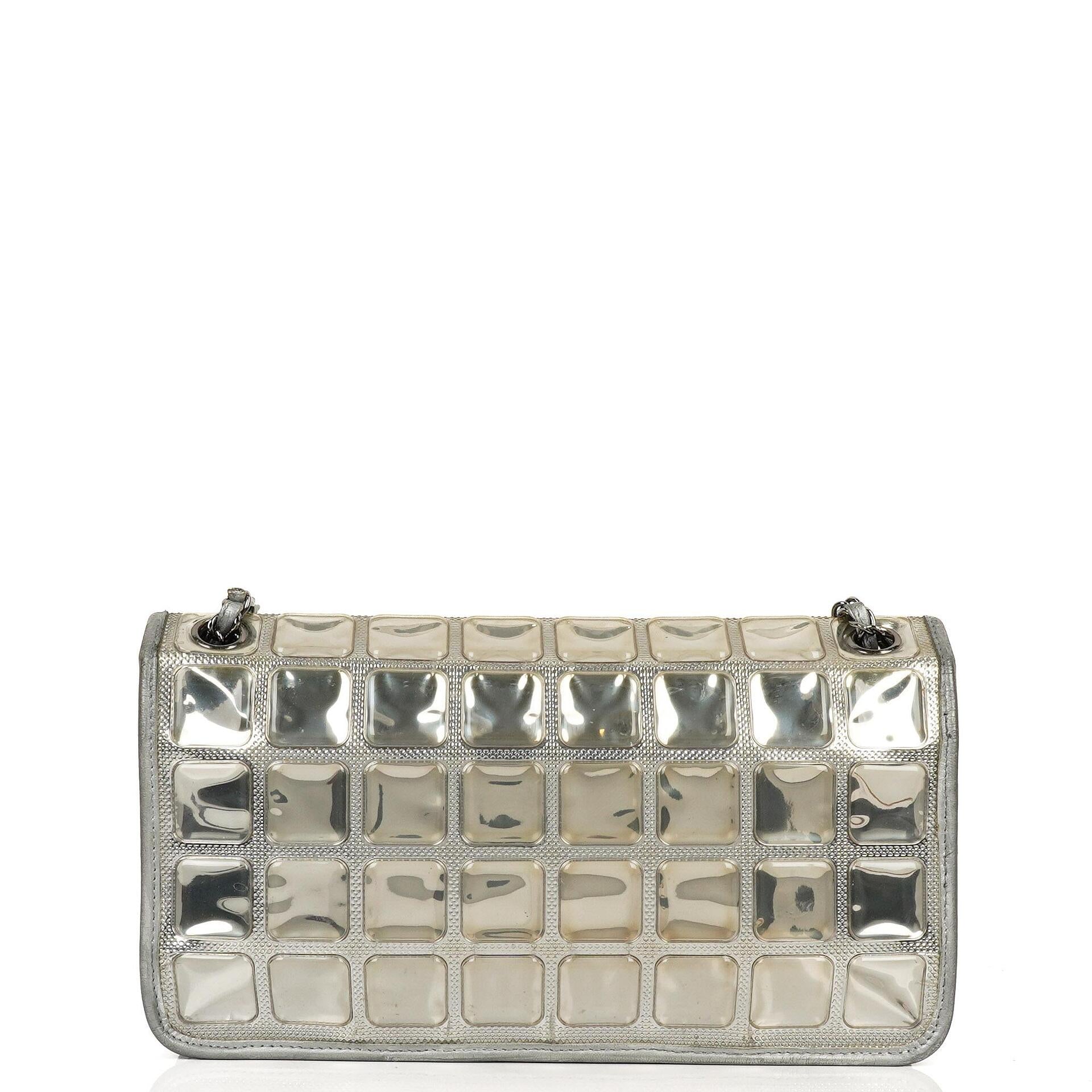 Chanel Ice Cube Flap Bag aus verspiegeltem Vinyl und silbernem Metallic-Leder mit silberfarbener Hardware