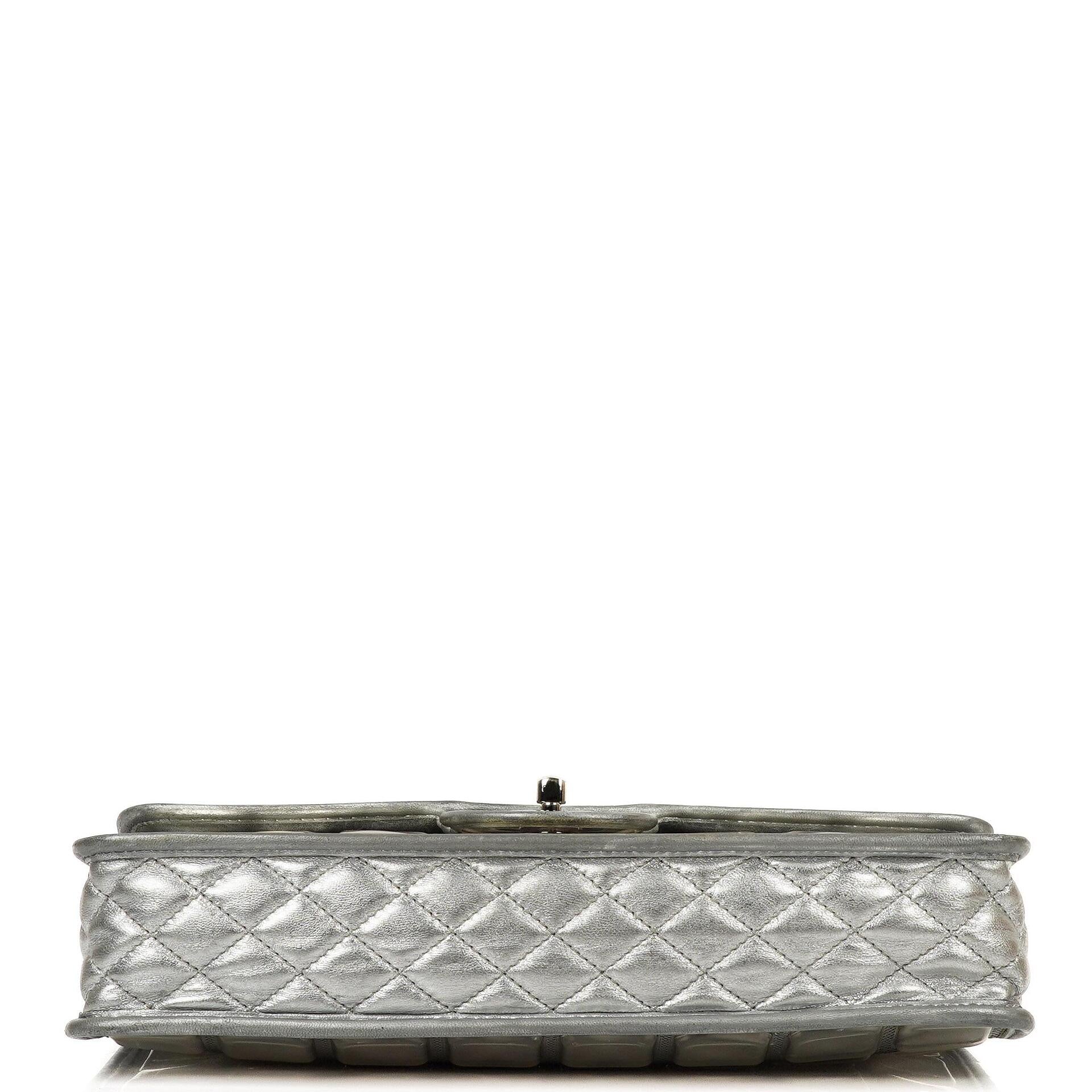 Chanel Ice Cube Flap Bag aus verspiegeltem Vinyl und silbernem Metallic-Leder mit silberfarbener Hardware
