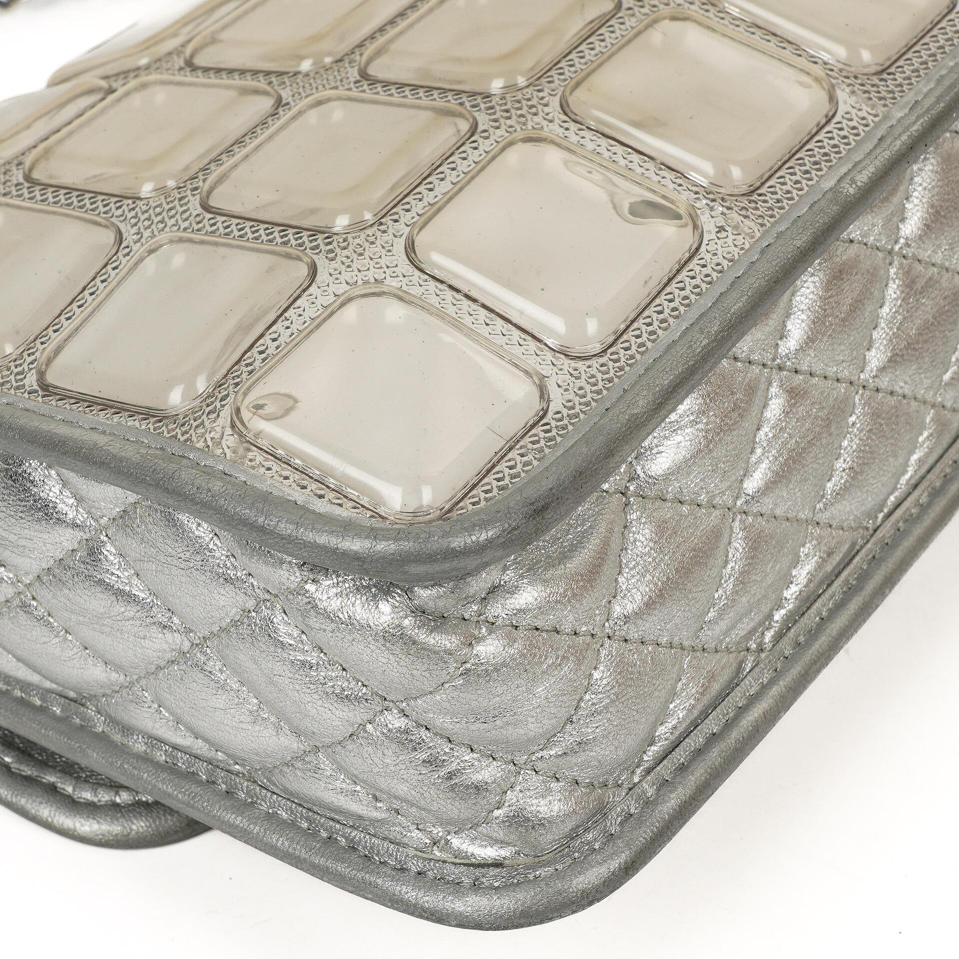 Chanel Ice Cube Flap Bag aus verspiegeltem Vinyl und silbernem Metallic-Leder mit silberfarbener Hardware