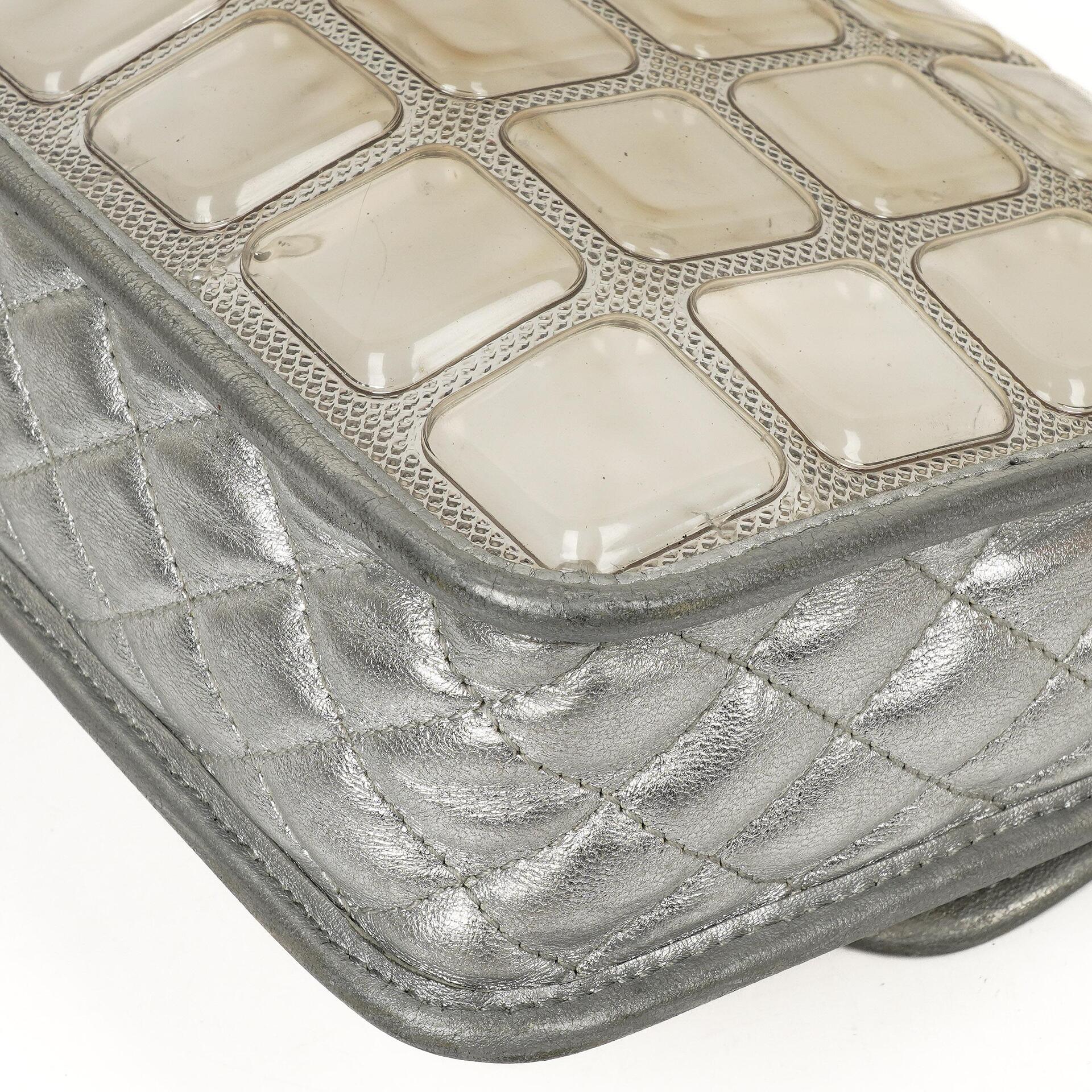 Chanel Ice Cube Flap Bag aus verspiegeltem Vinyl und silbernem Metallic-Leder mit silberfarbener Hardware