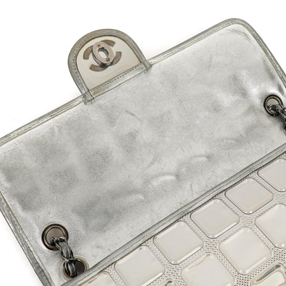 Chanel Ice Cube Flap Bag aus verspiegeltem Vinyl und silbernem Metallic-Leder mit silberfarbener Hardware