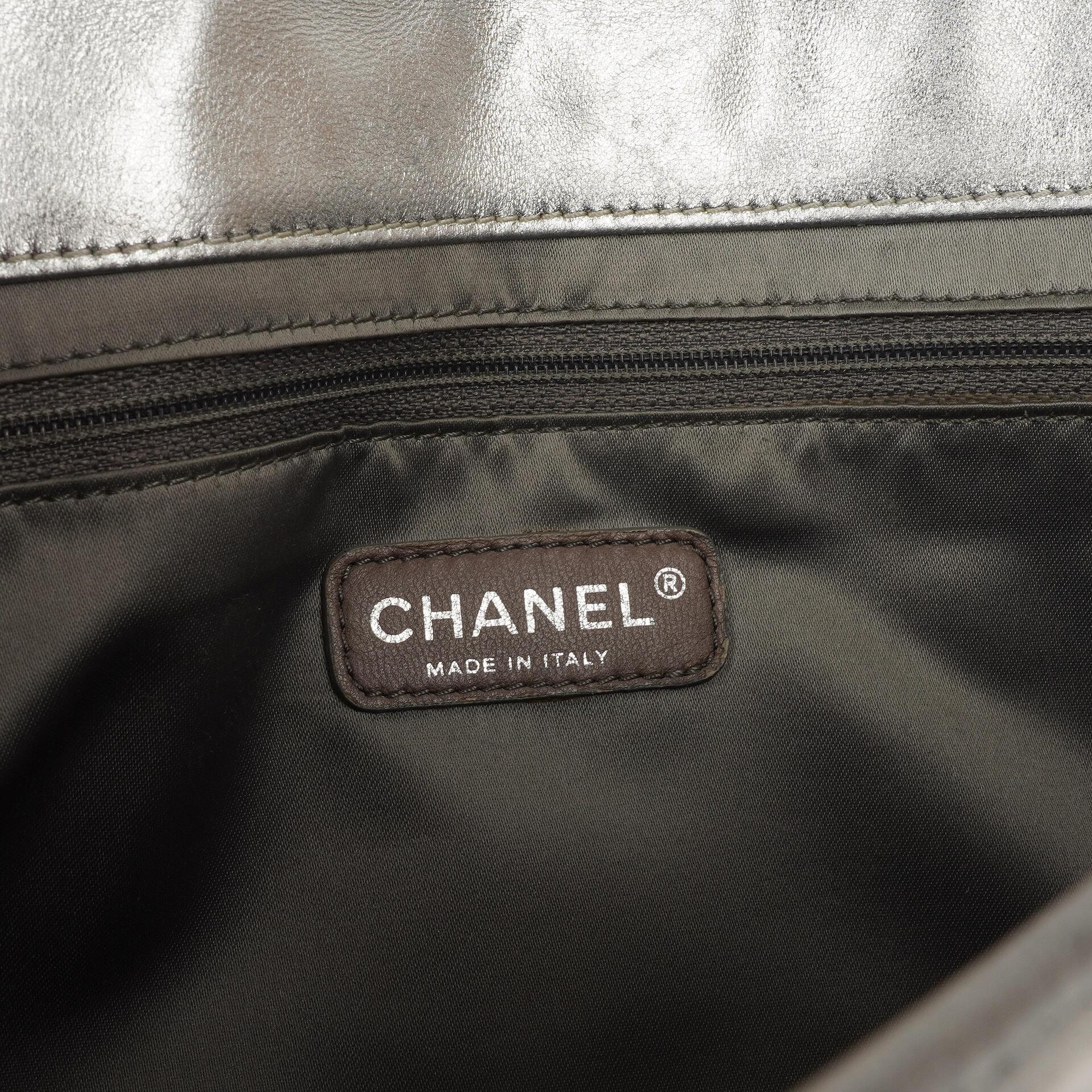 Chanel Ice Cube Flap Bag aus verspiegeltem Vinyl und silbernem Metallic-Leder mit silberfarbener Hardware