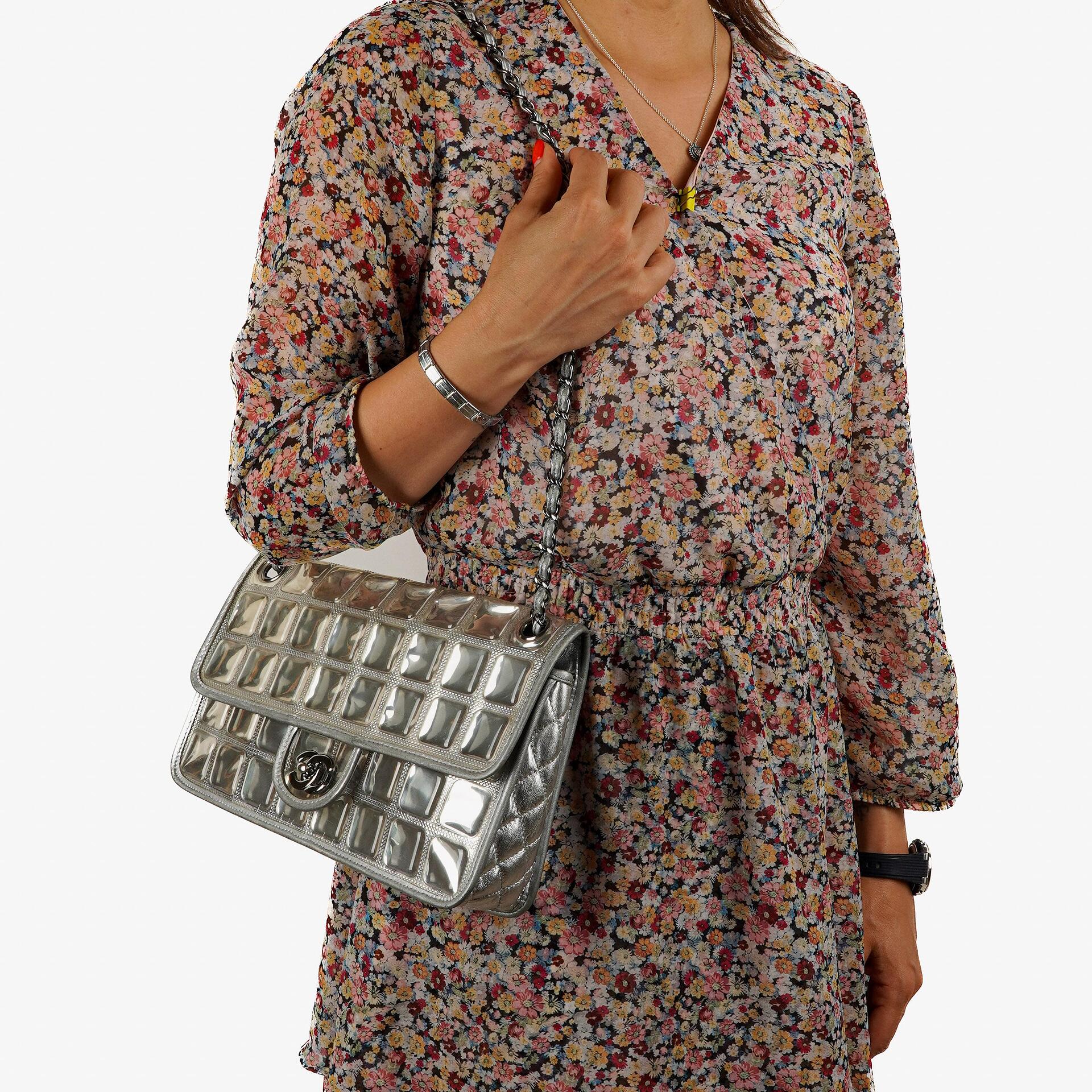 Chanel Ice Cube Flap Bag aus verspiegeltem Vinyl und silbernem Metallic-Leder mit silberfarbener Hardware