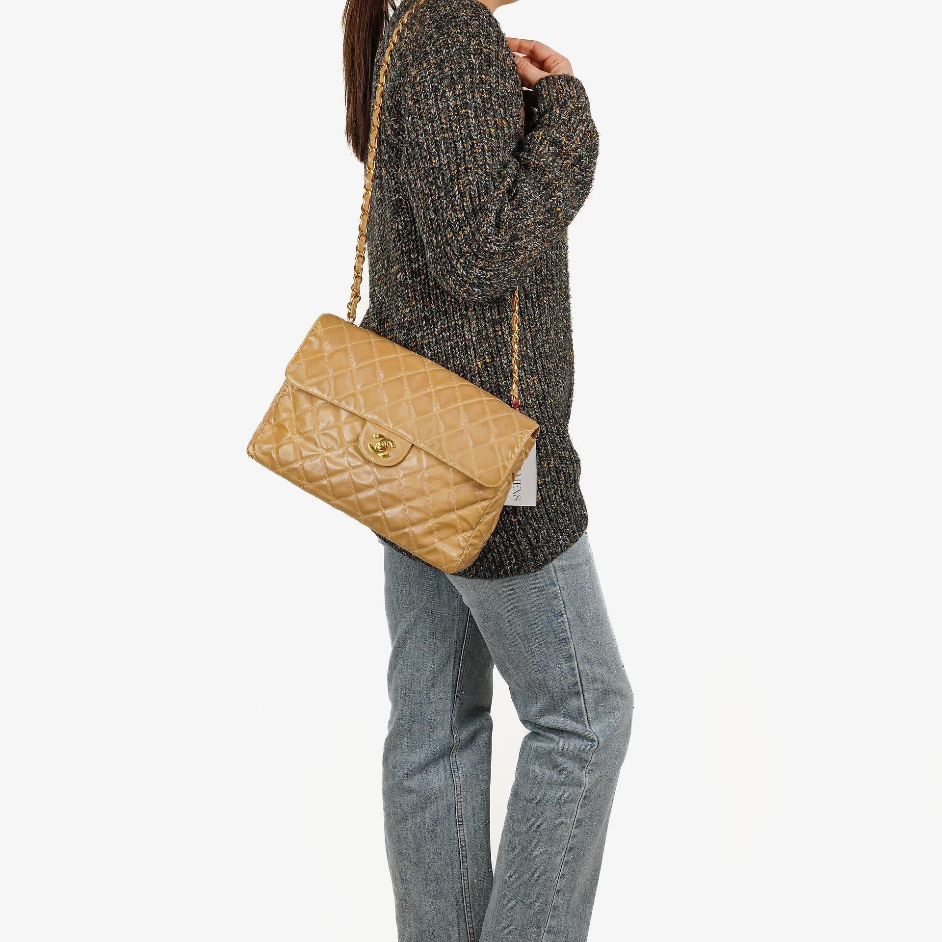 Chanel Jumbo CC Klassische Einzelklappe Tasche Beige Gestepptes Lackleder 24K Vergoldete Beschläge