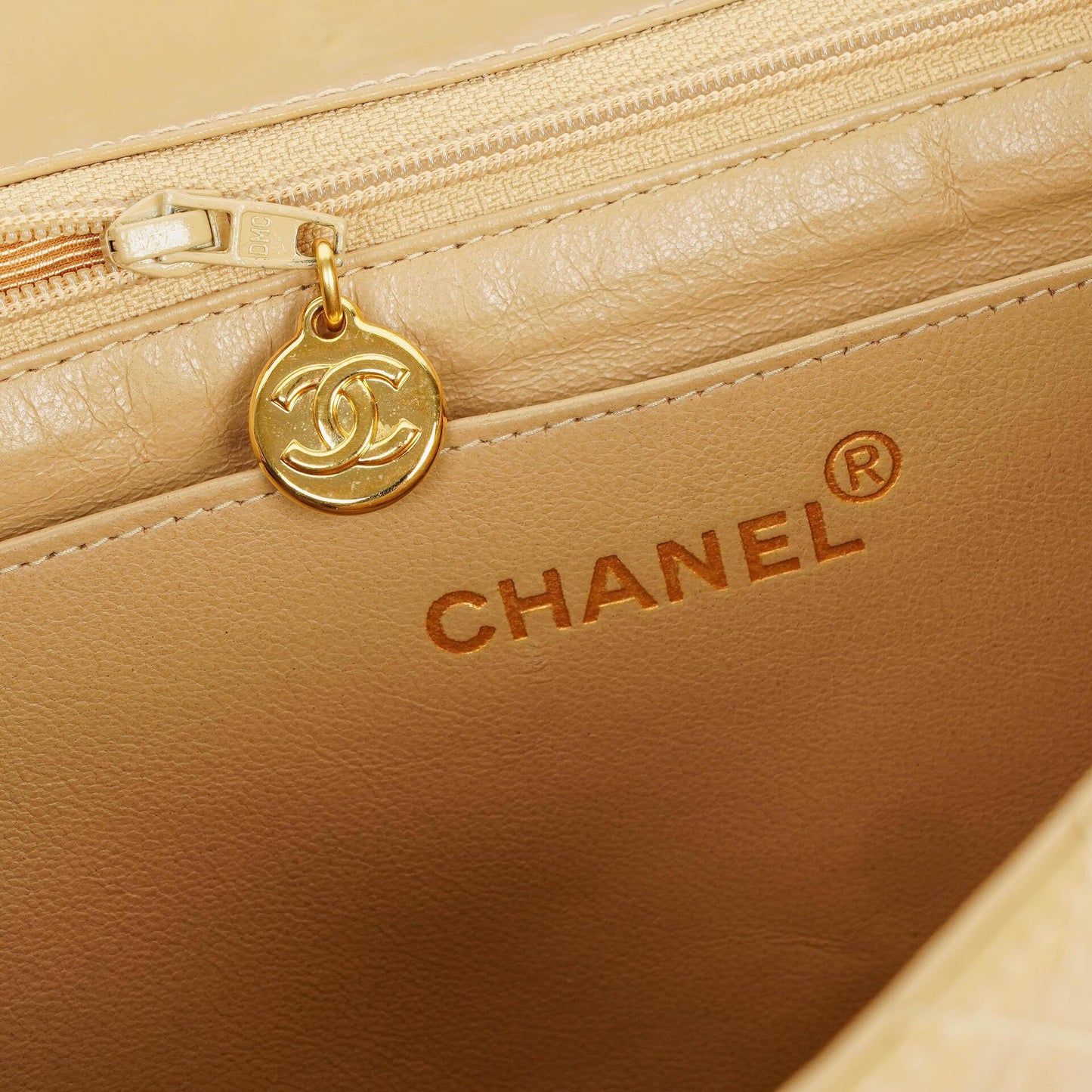 Chanel Jumbo CC Klassische Einzelklappe Tasche Beige Gestepptes Lackleder 24K Vergoldete Beschläge