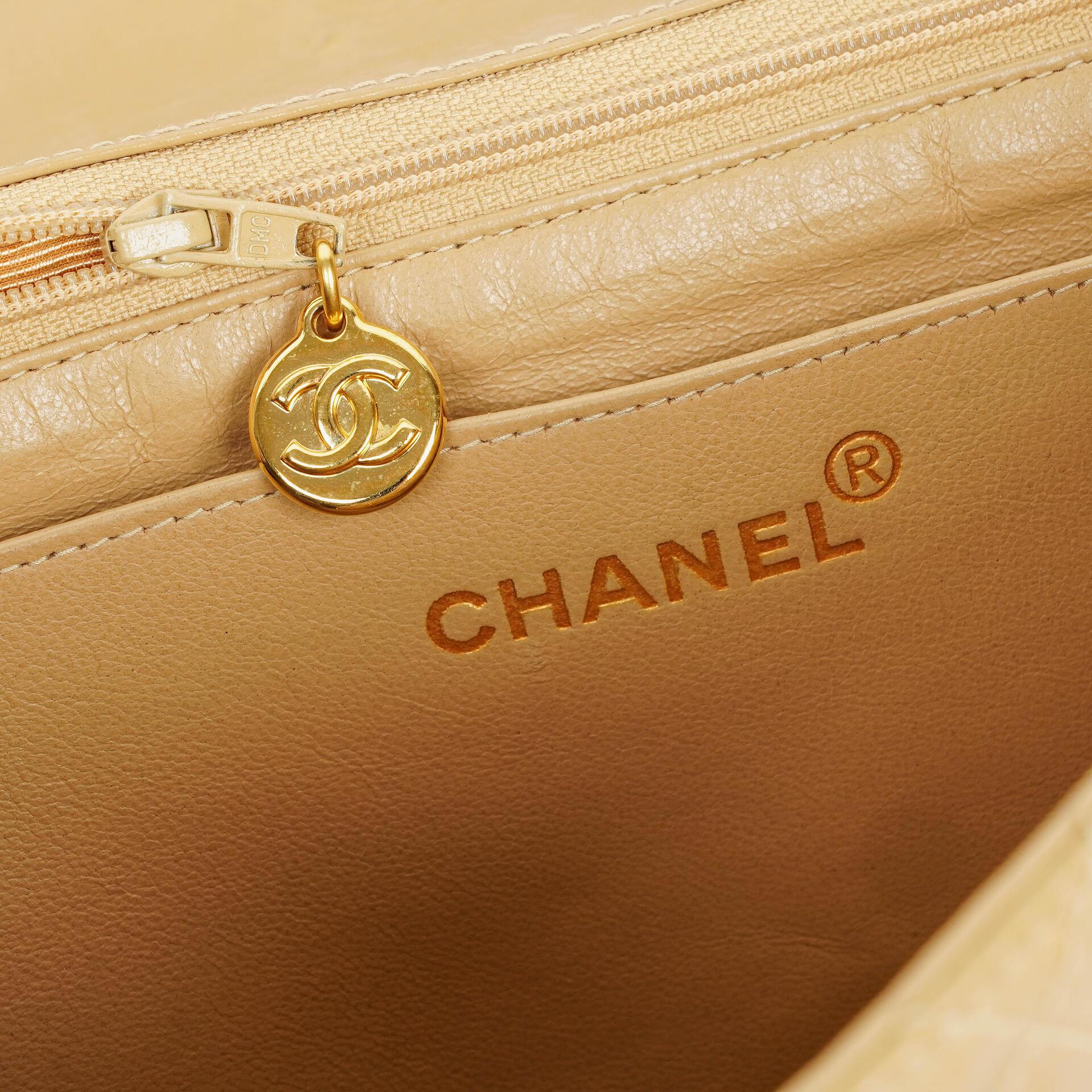 Chanel Jumbo CC Klassische Einzelklappe Tasche Beige Gestepptes Lackleder 24K Vergoldete Beschläge