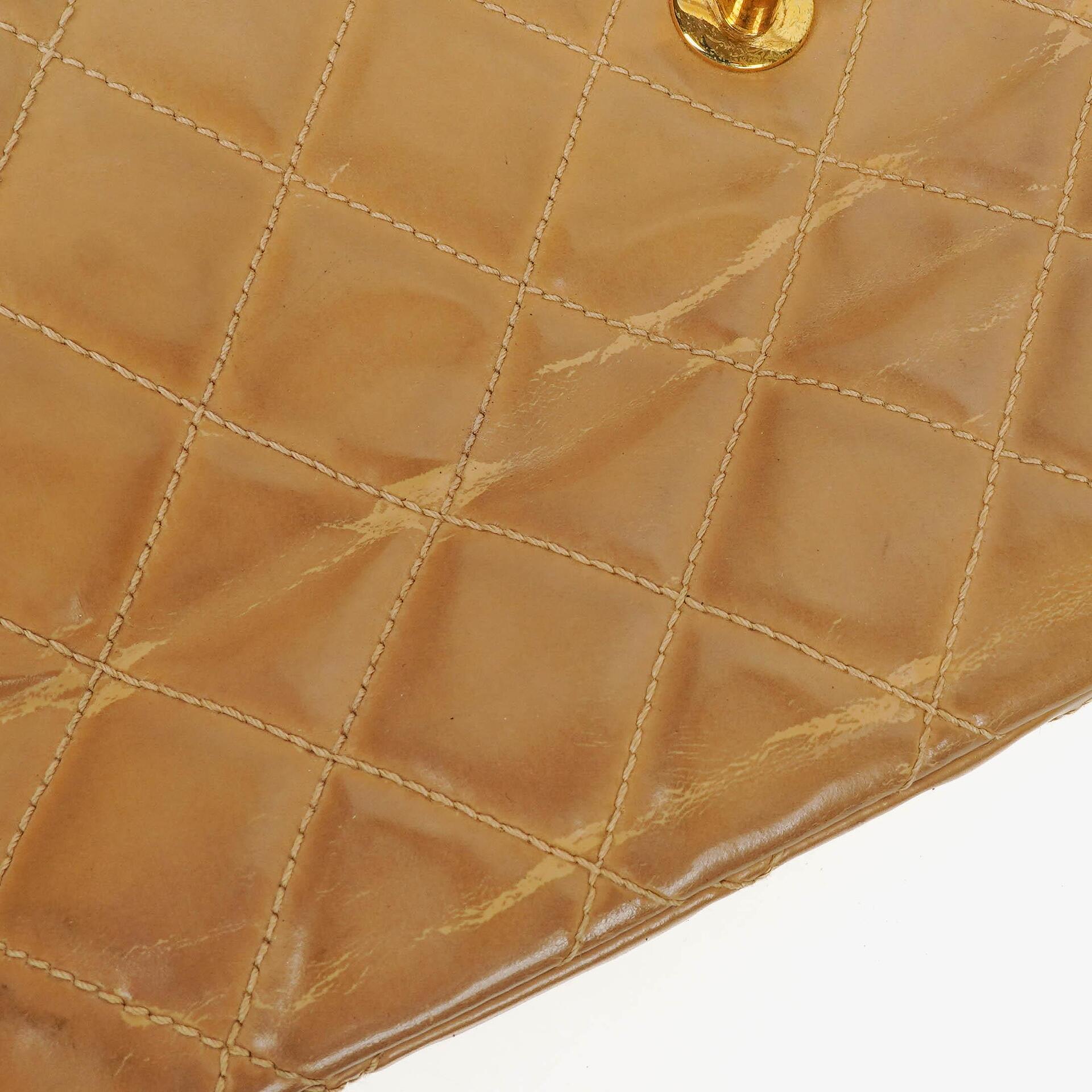 Chanel Jumbo CC Klassische Einzelklappe Tasche Beige Gestepptes Lackleder 24K Vergoldete Beschläge