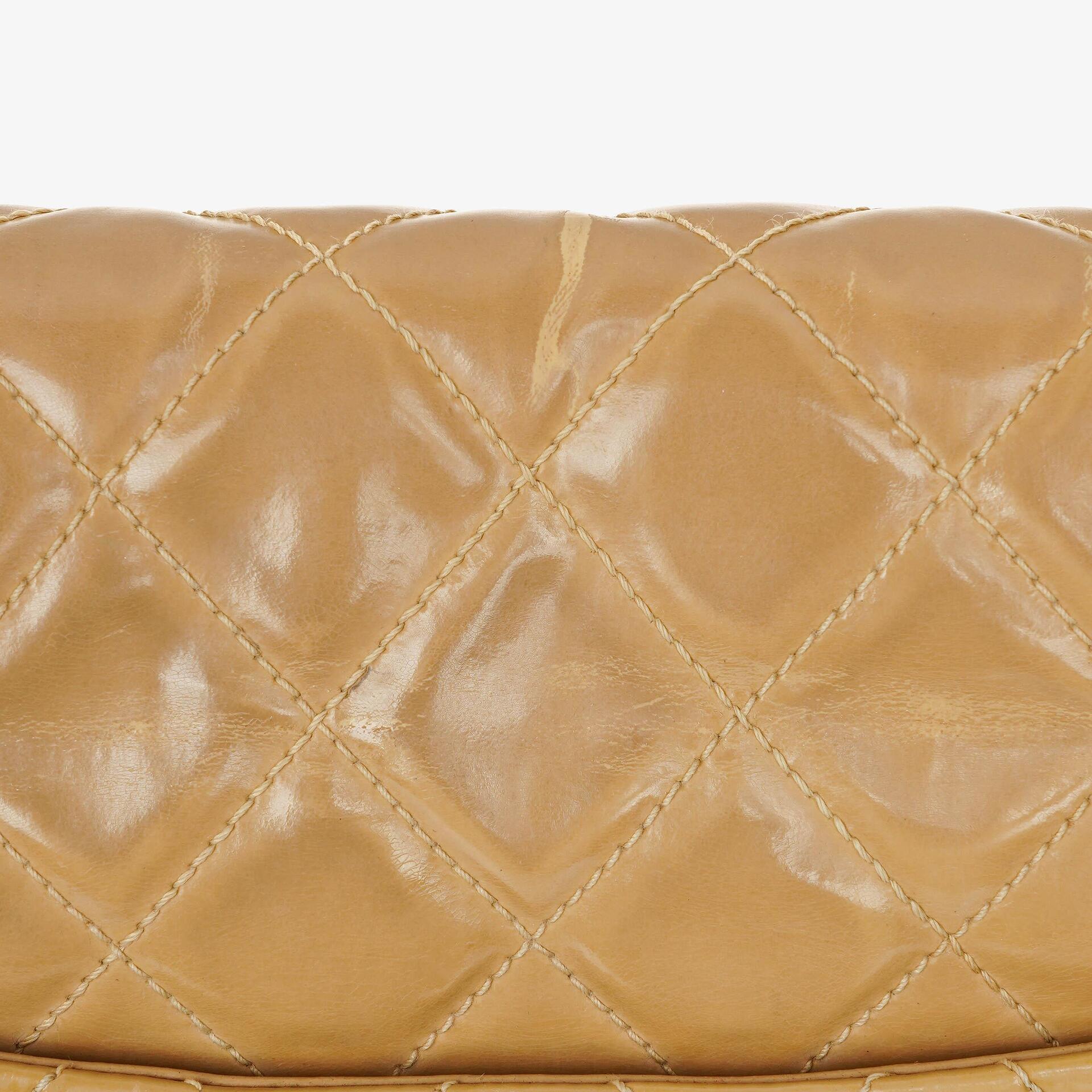 Chanel Jumbo CC Klassische Einzelklappe Tasche Beige Gestepptes Lackleder 24K Vergoldete Beschläge