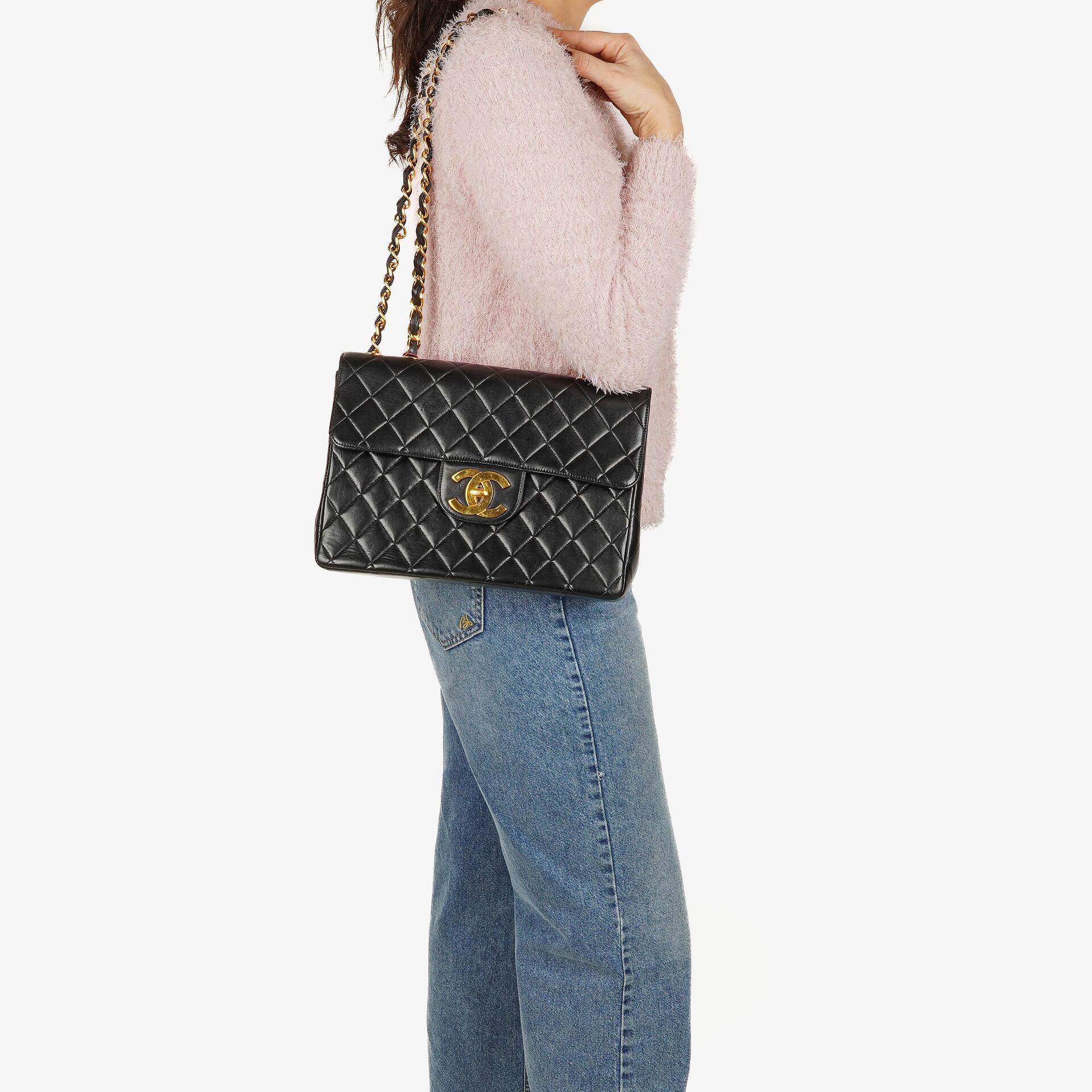 Chanel Jumbo CC Classic Single Flap Maxi Logo Tasche aus schwarzem gestepptem Lammleder mit 24K vergoldeten Beschlägen