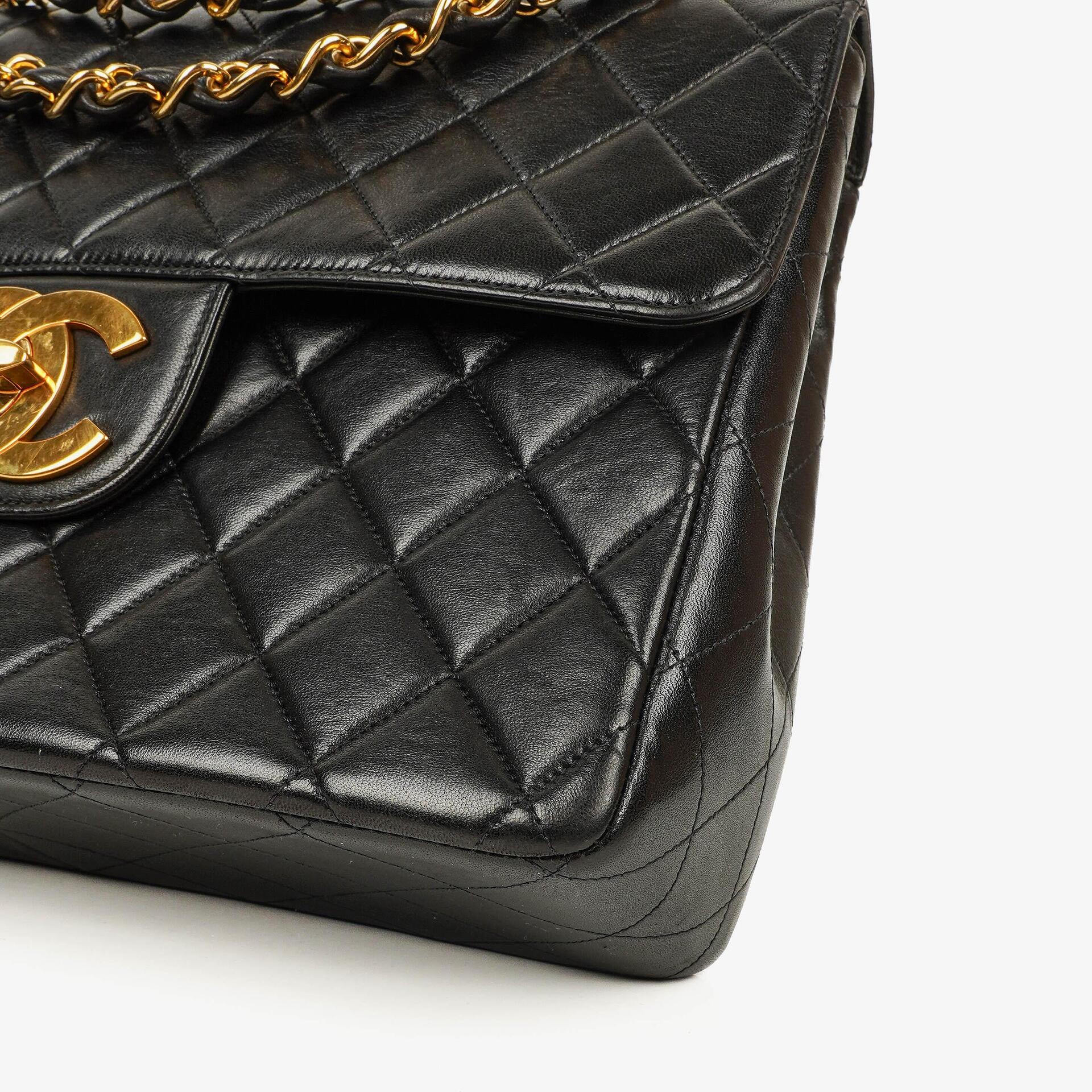 Chanel Jumbo CC Classic Single Flap Maxi Logo Tasche aus schwarzem gestepptem Lammleder mit 24K vergoldeten Beschlägen