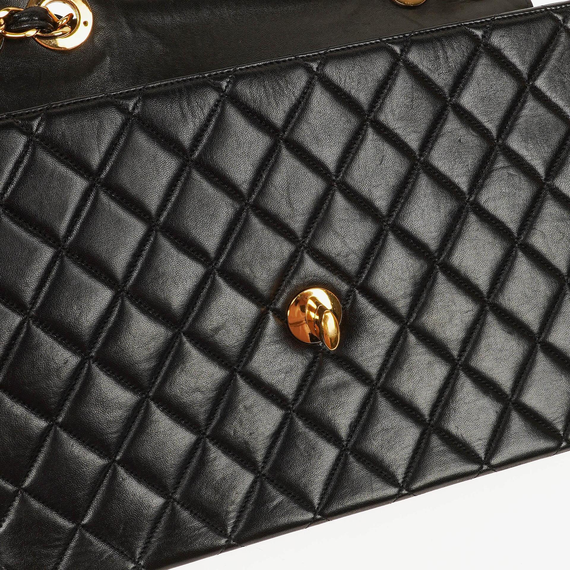 Chanel Jumbo CC Classic Single Flap Maxi Logo Tasche aus schwarzem gestepptem Lammleder mit 24K vergoldeten Beschlägen