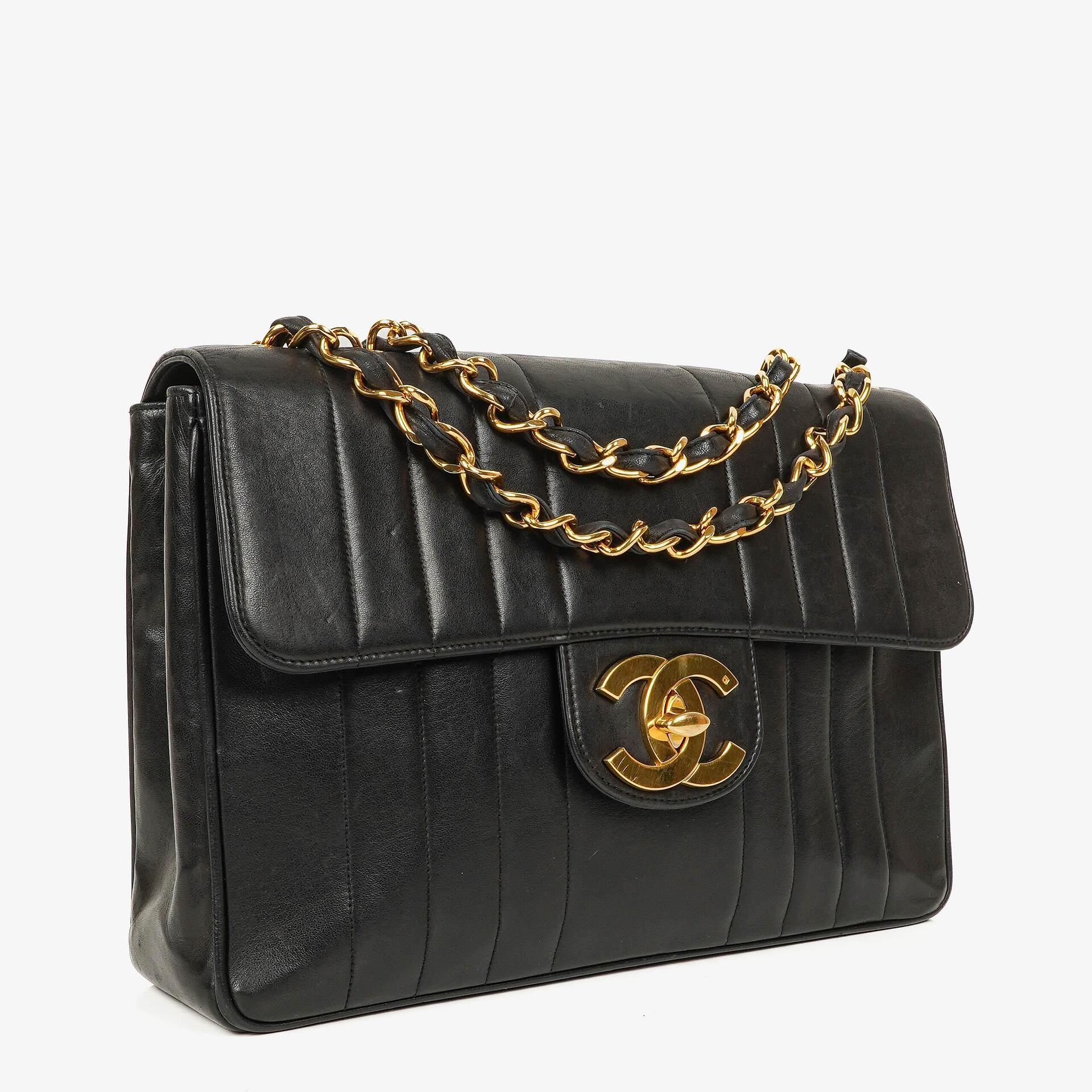 Chanel Jumbo CC Vertikal Tasche aus schwarzem gestepptem Lammleder mit 24K vergoldeten Beschlägen