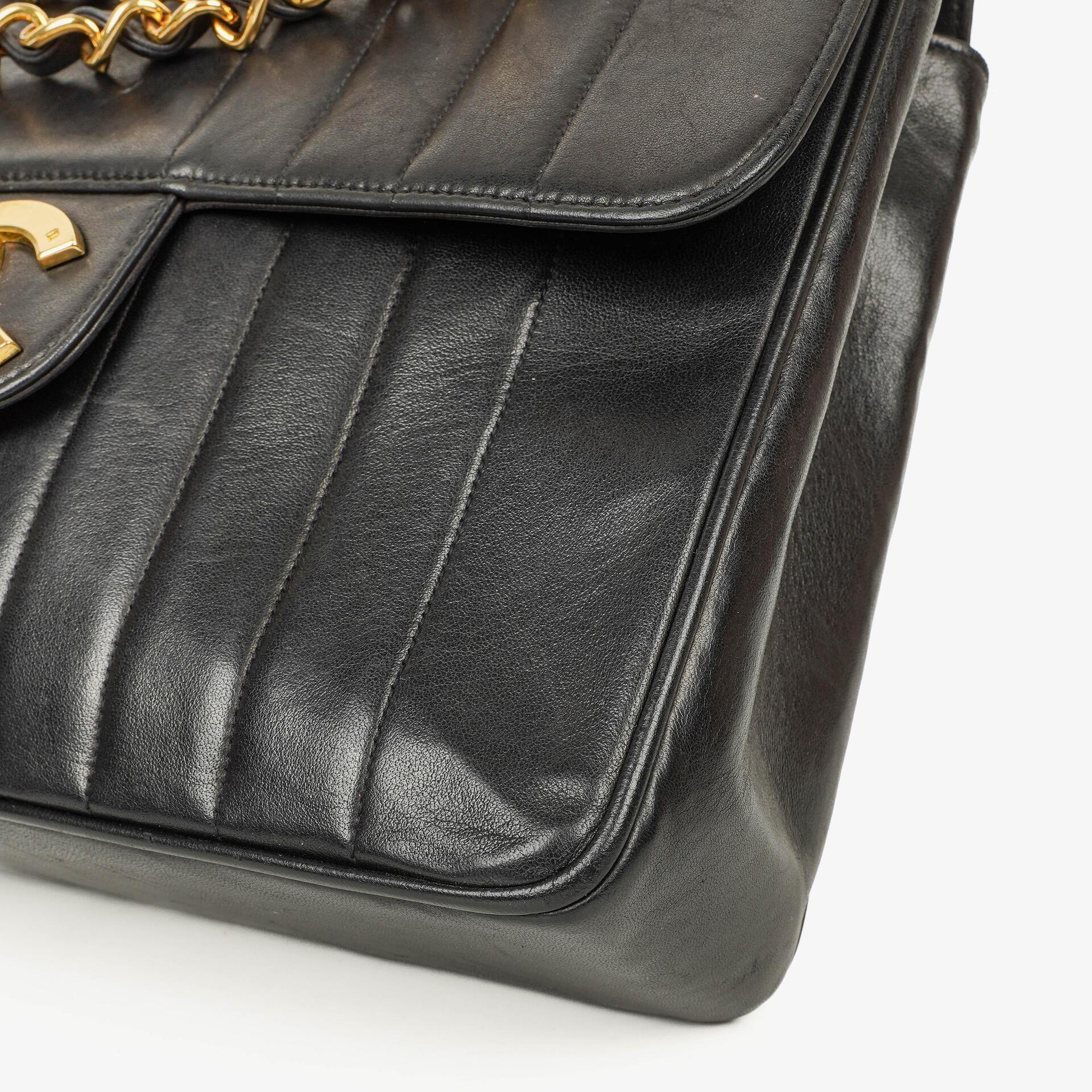 Chanel Jumbo CC Vertikal Tasche aus schwarzem gestepptem Lammleder mit 24K vergoldeten Beschlägen