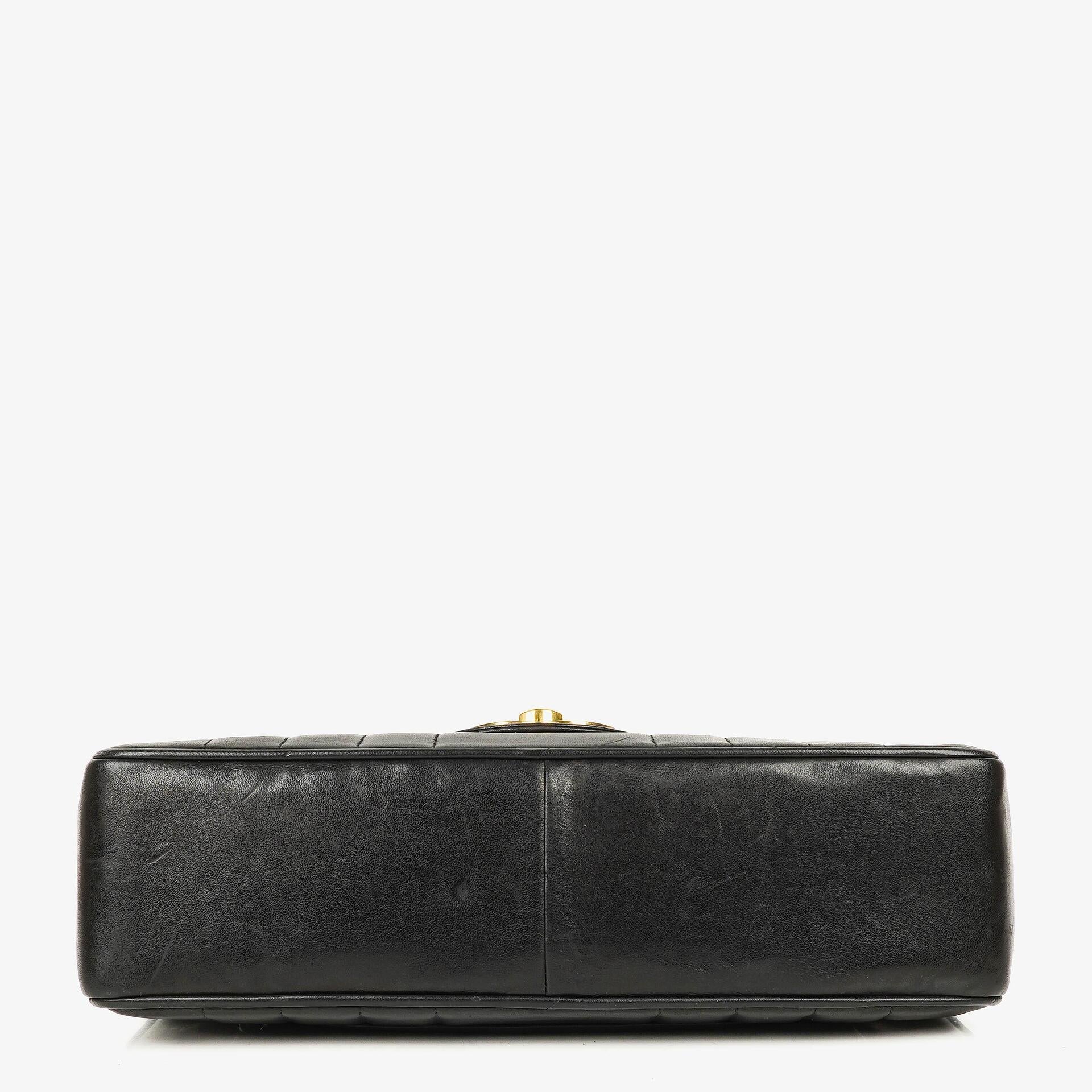 Chanel Jumbo CC Vertikal Tasche aus schwarzem gestepptem Lammleder mit 24K vergoldeten Beschlägen