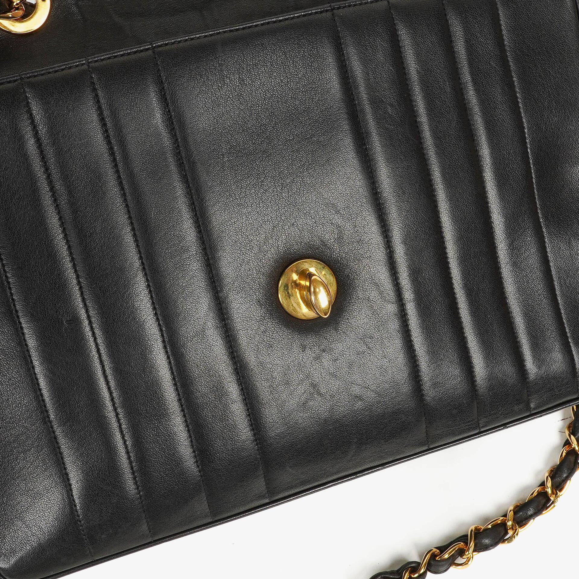 Chanel Jumbo CC Vertikal Tasche aus schwarzem gestepptem Lammleder mit 24K vergoldeten Beschlägen