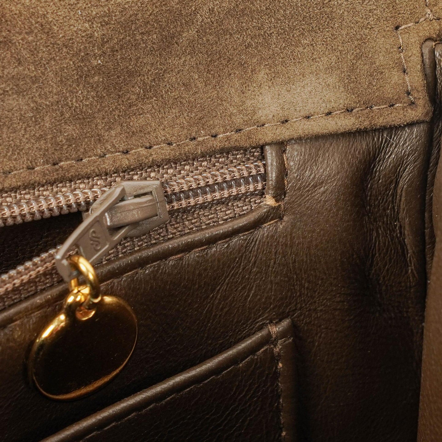 Chanel Jumbo CC Vertical Flap Bag aus gestepptem Wildleder mit 24K vergoldeter Hardware