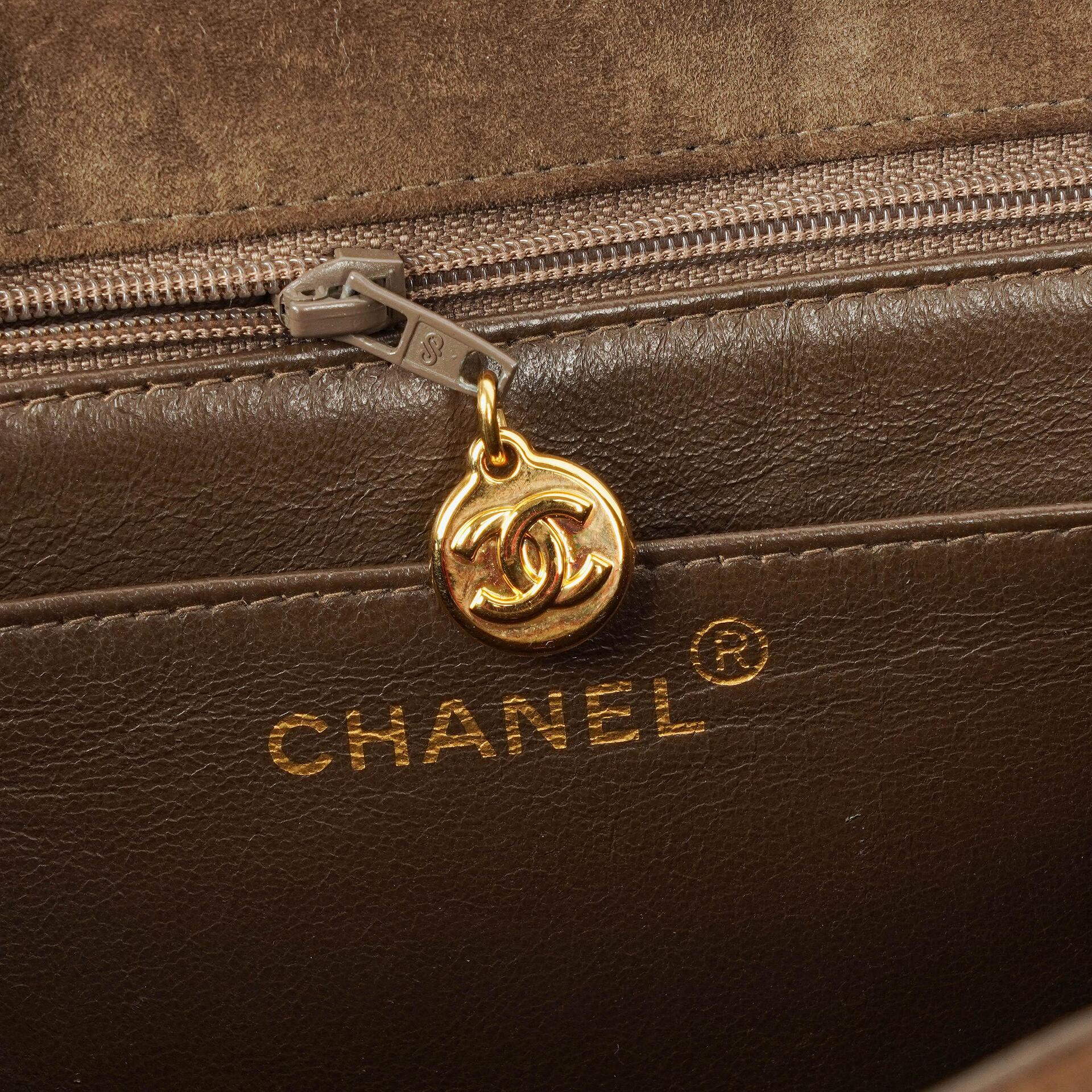 Chanel Jumbo CC Vertical Flap Bag aus gestepptem Wildleder mit 24K vergoldeter Hardware