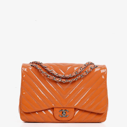 Chanel Jumbo Classic Single Flap Tasche aus gestepptem Chevron-Lackleder mit silberfarbener Hardware
