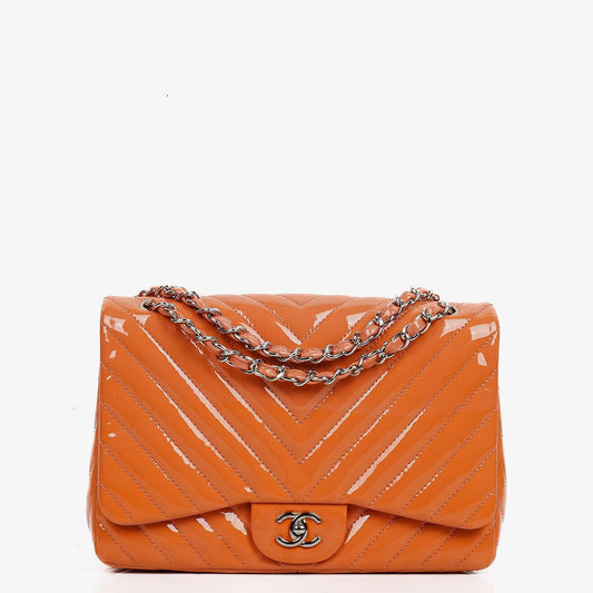 Chanel Jumbo Classic Single Flap Tasche aus gestepptem Chevron-Lackleder mit silberfarbener Hardware