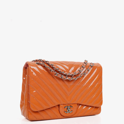 Chanel Jumbo Classic Single Flap Tasche aus gestepptem Chevron-Lackleder mit silberfarbener Hardware