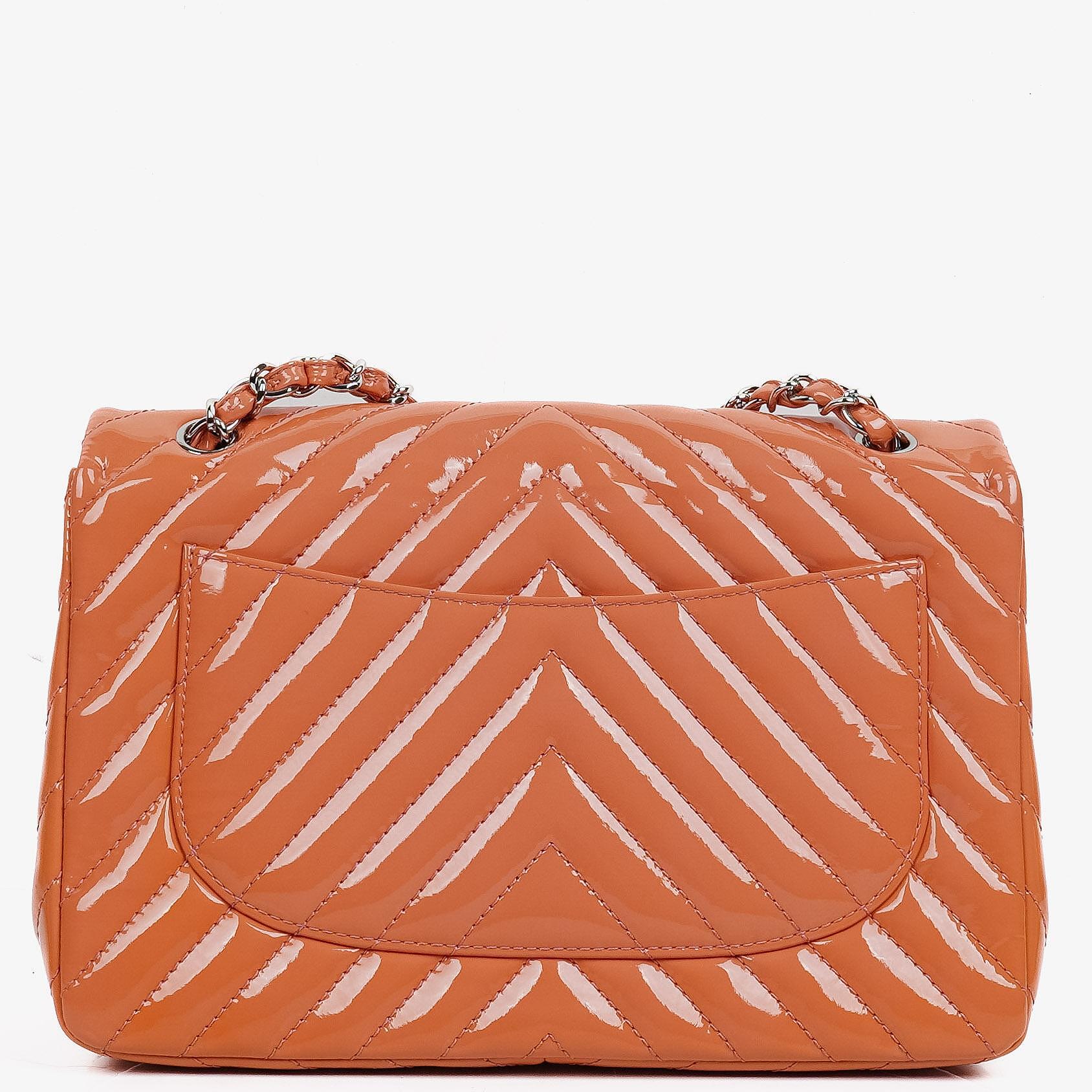 Chanel Jumbo Classic Single Flap Tasche aus gestepptem Chevron-Lackleder mit silberfarbener Hardware