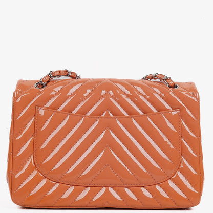 Chanel Jumbo Classic Single Flap Tasche aus gestepptem Chevron-Lackleder mit silberfarbener Hardware