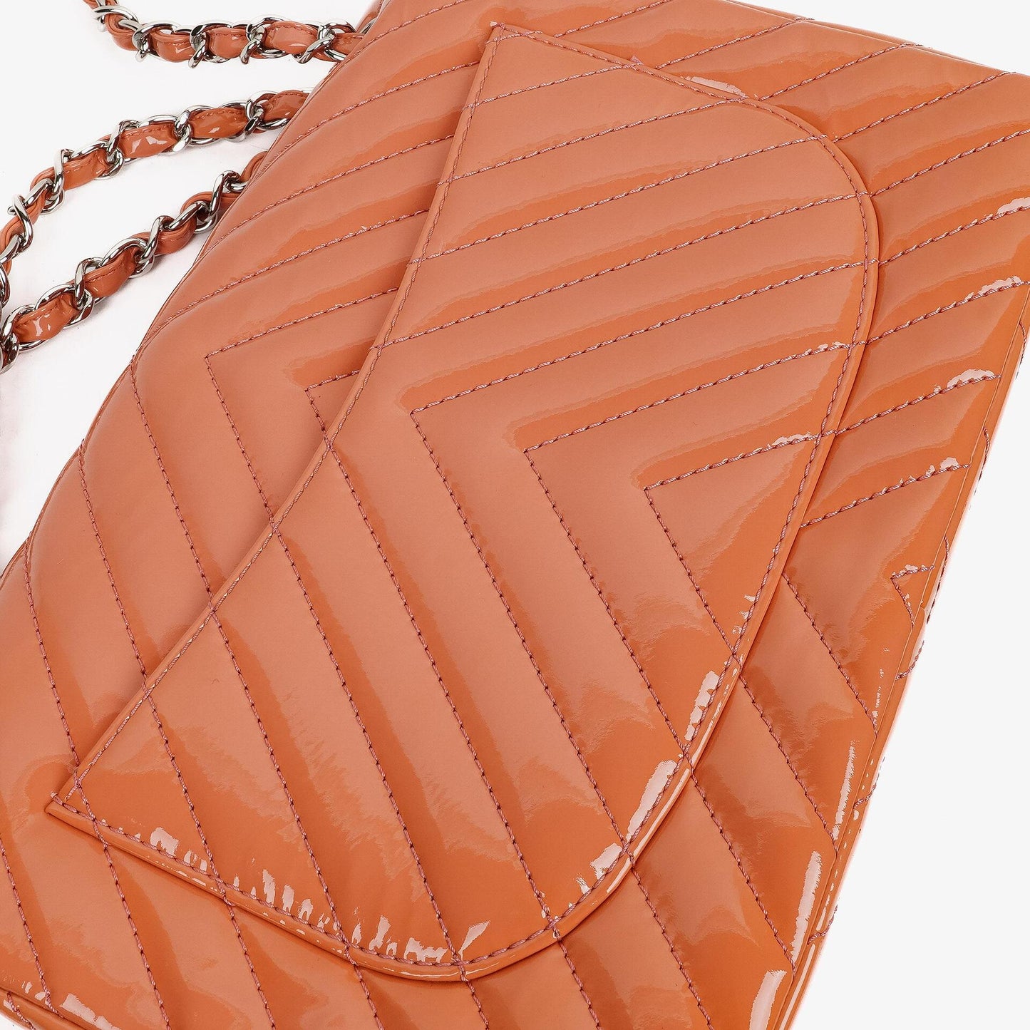 Chanel Jumbo Classic Single Flap Tasche aus gestepptem Chevron-Lackleder mit silberfarbener Hardware