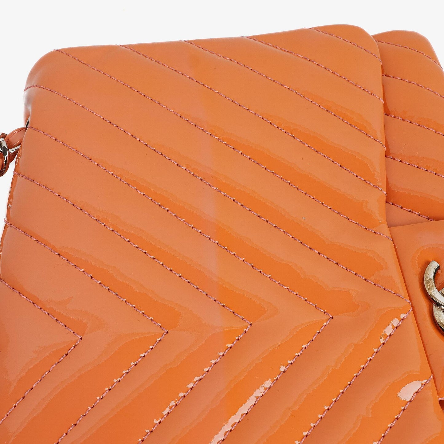 Chanel Jumbo Classic Single Flap Tasche aus gestepptem Chevron-Lackleder mit silberfarbener Hardware