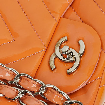 Chanel Jumbo Classic Single Flap Tasche aus gestepptem Chevron-Lackleder mit silberfarbener Hardware