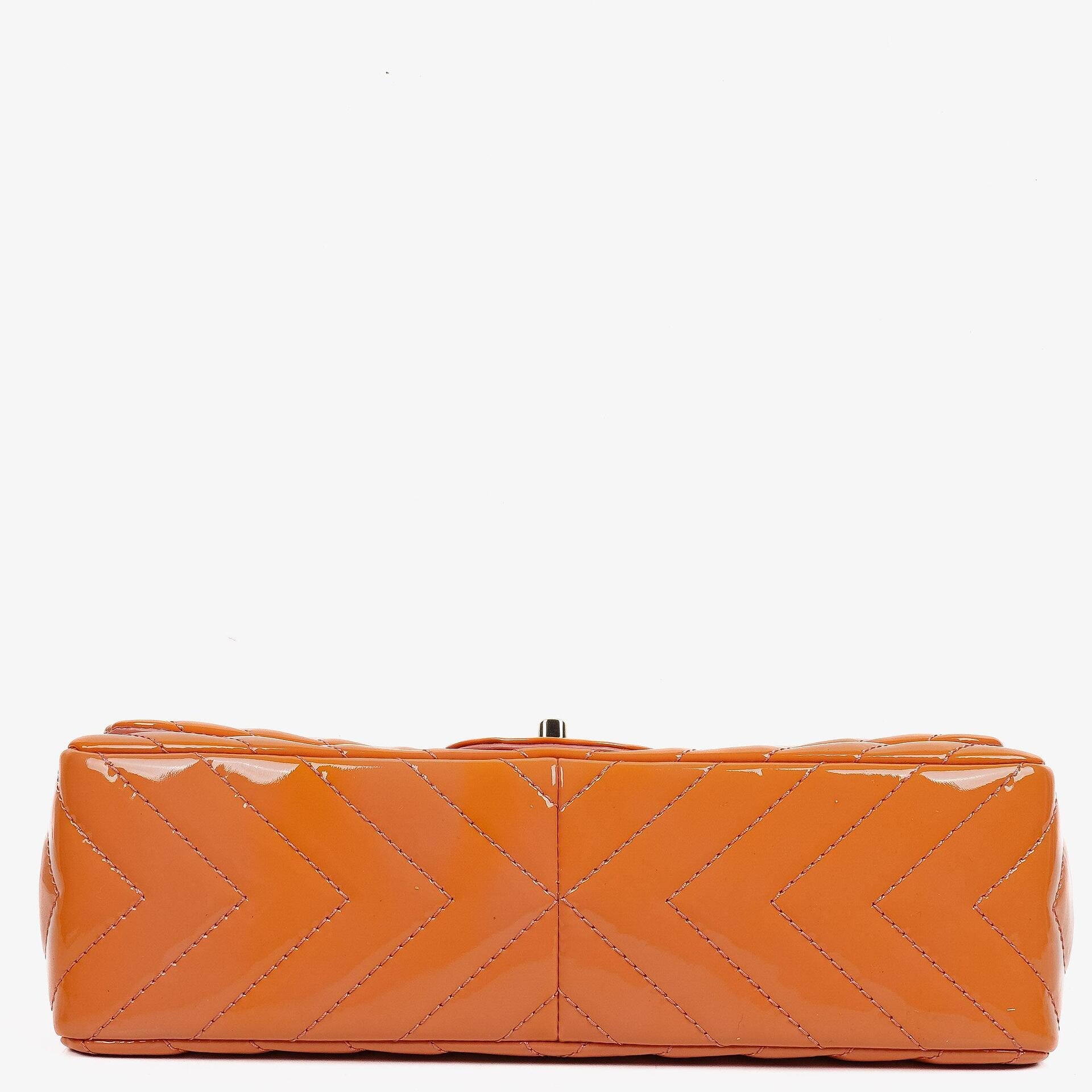 Chanel Jumbo Classic Single Flap Tasche aus gestepptem Chevron-Lackleder mit silberfarbener Hardware