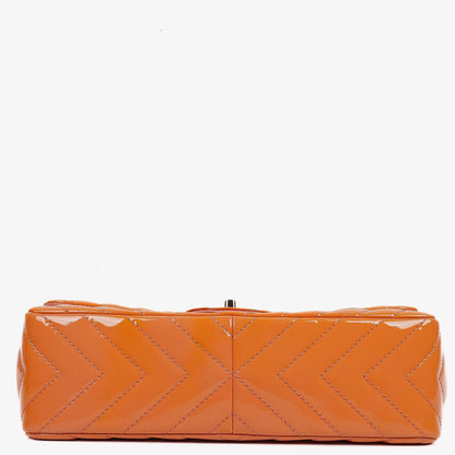 Chanel Jumbo Classic Single Flap Tasche aus gestepptem Chevron-Lackleder mit silberfarbener Hardware
