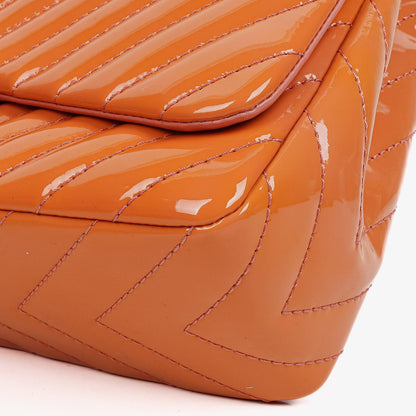Chanel Jumbo Classic Single Flap Tasche aus gestepptem Chevron-Lackleder mit silberfarbener Hardware