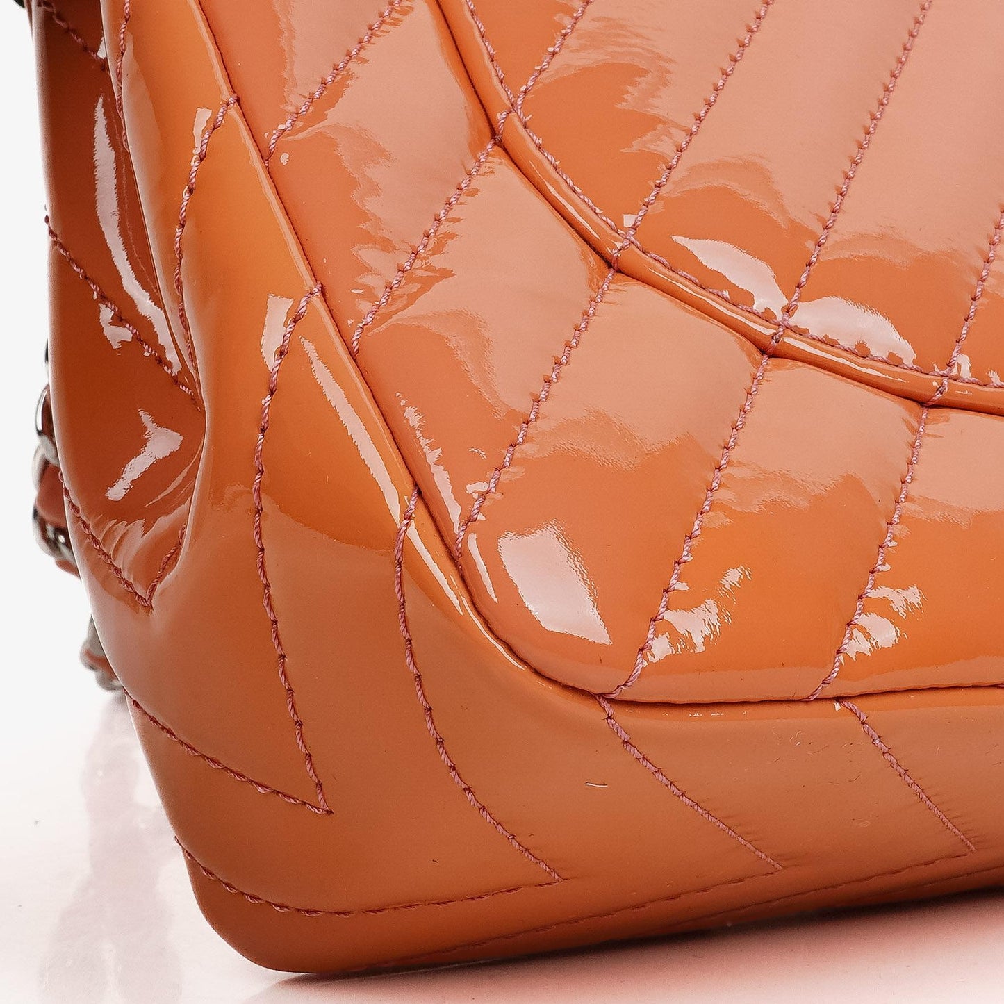 Chanel Jumbo Classic Single Flap Tasche aus gestepptem Chevron-Lackleder mit silberfarbener Hardware
