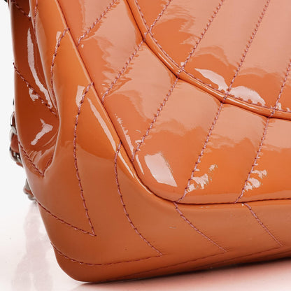 Chanel Jumbo Classic Single Flap Tasche aus gestepptem Chevron-Lackleder mit silberfarbener Hardware