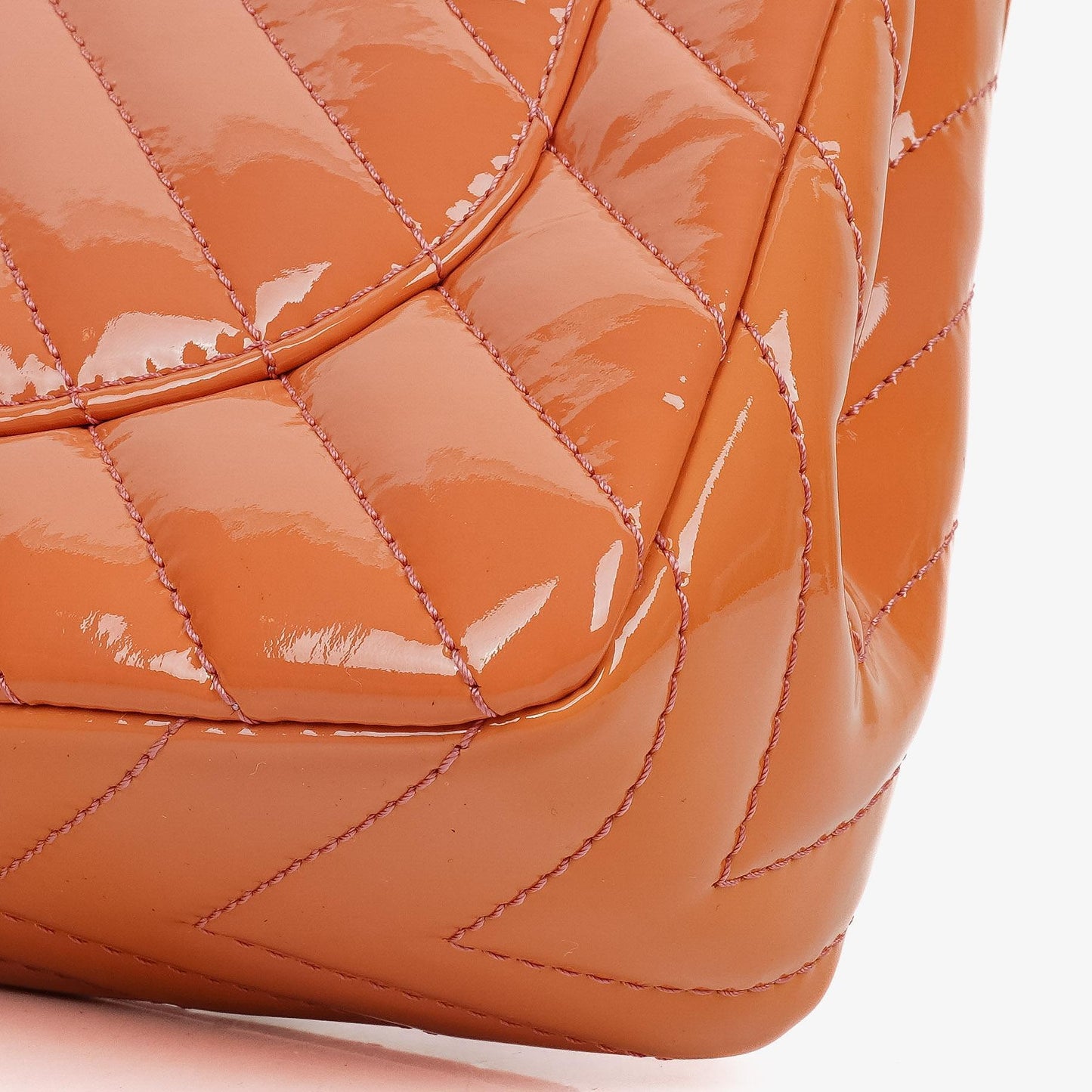 Chanel Jumbo Classic Single Flap Tasche aus gestepptem Chevron-Lackleder mit silberfarbener Hardware