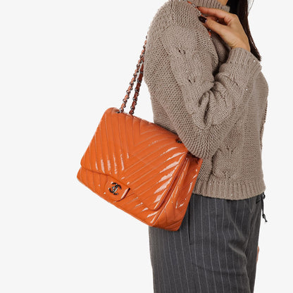 Chanel Jumbo Classic Single Flap Tasche aus gestepptem Chevron-Lackleder mit silberfarbener Hardware