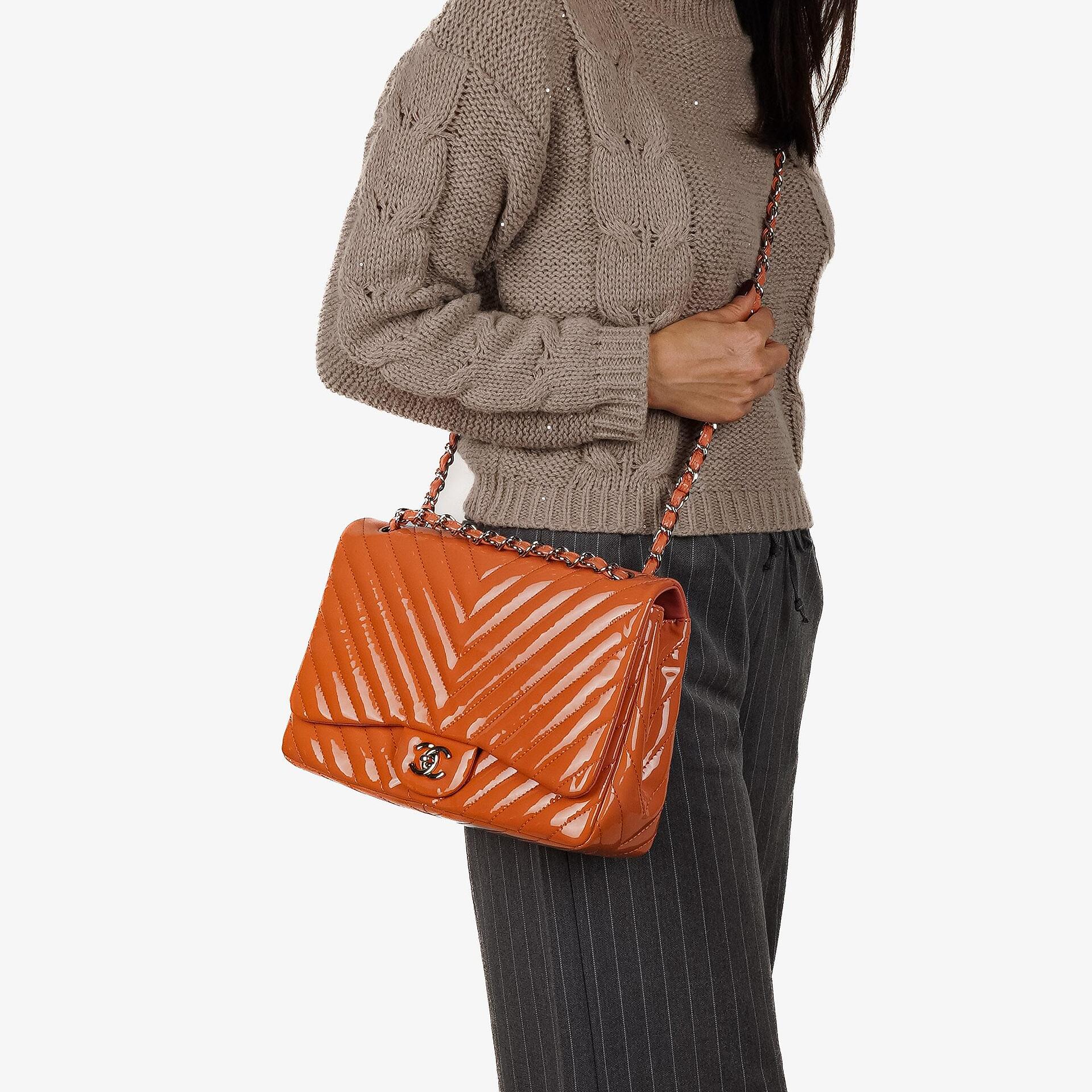 Chanel Jumbo Classic Single Flap Tasche aus gestepptem Chevron-Lackleder mit silberfarbener Hardware