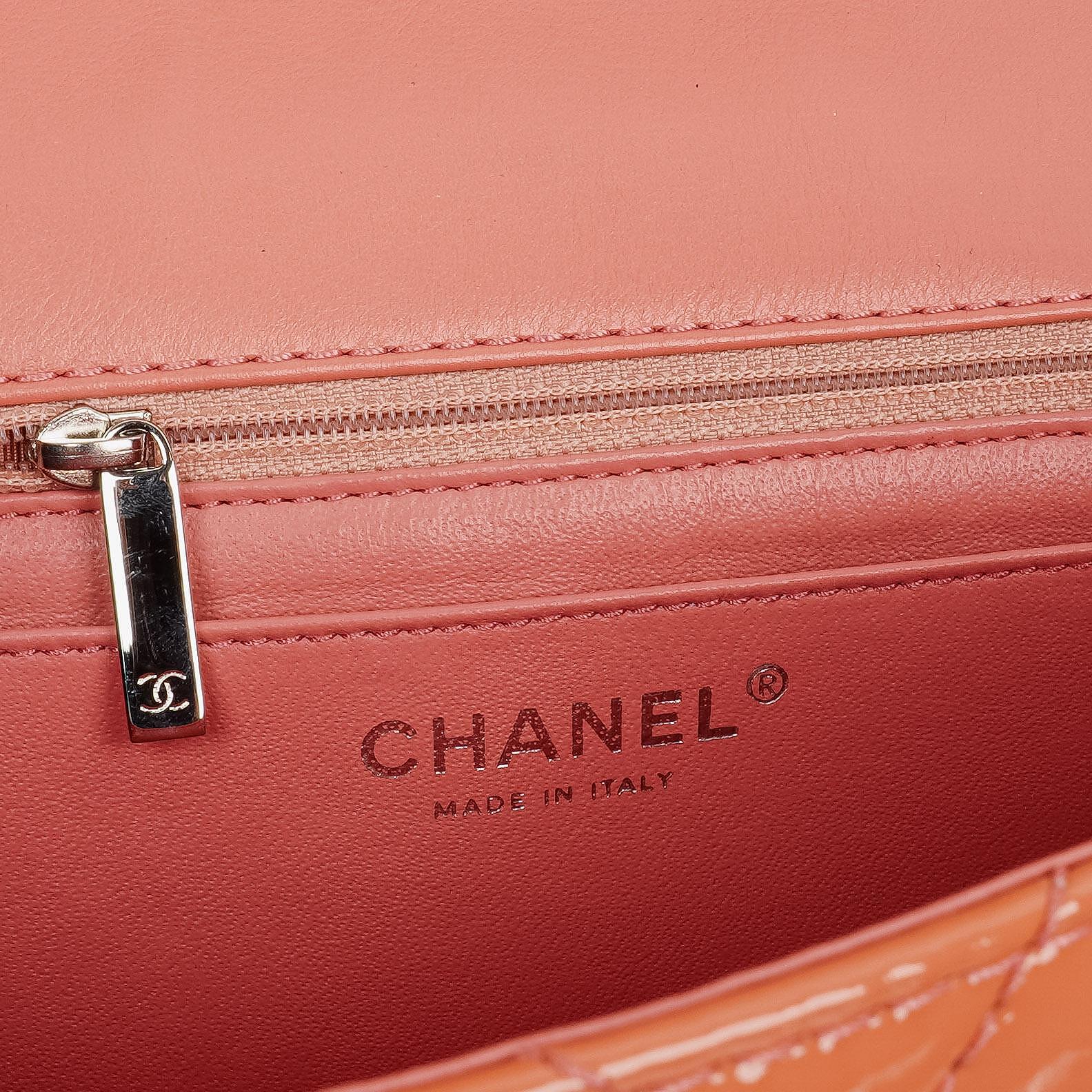 Chanel Jumbo Classic Single Flap Tasche aus gestepptem Chevron-Lackleder mit silberfarbener Hardware