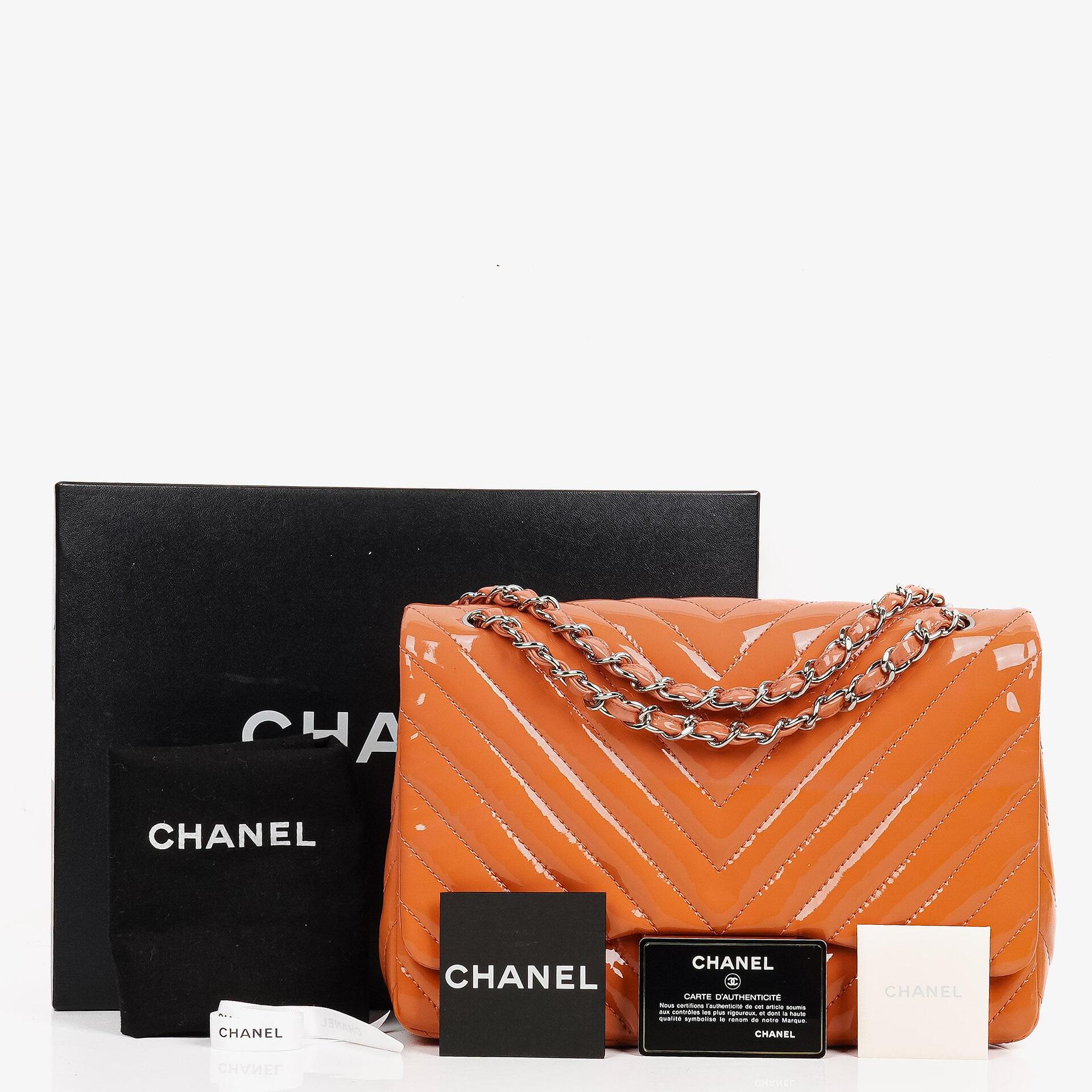 Chanel Jumbo Classic Single Flap Tasche aus gestepptem Chevron-Lackleder mit silberfarbener Hardware