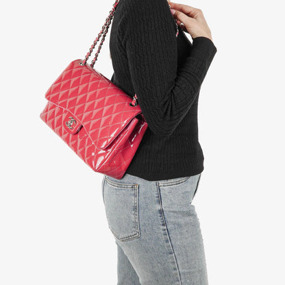 Chanel Jumbo Classic Double Flap Tasche aus gestepptem Lackleder mit silberfarbenen Beschlägen