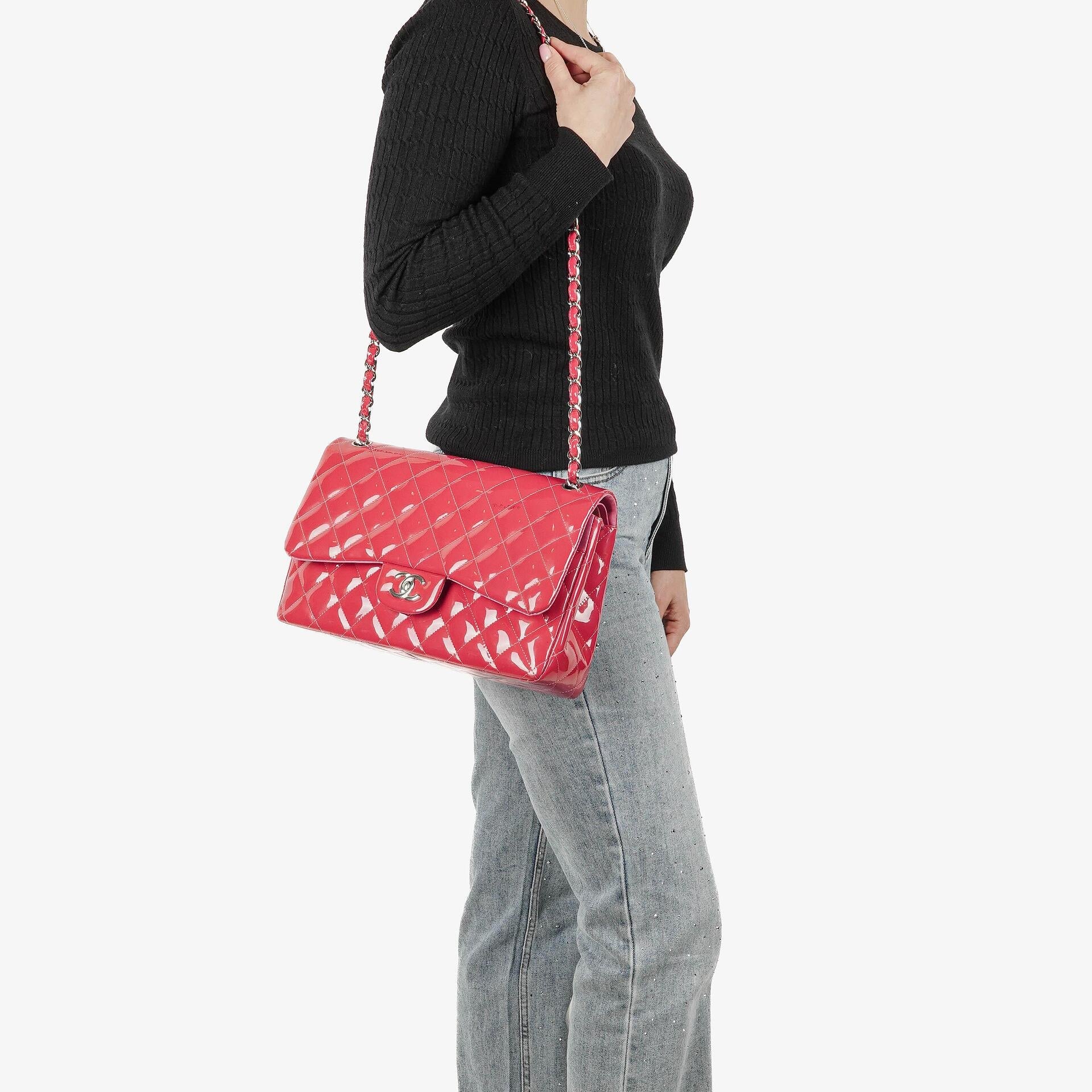Chanel Jumbo Classic Double Flap Tasche aus gestepptem Lackleder mit silberfarbenen Beschlägen