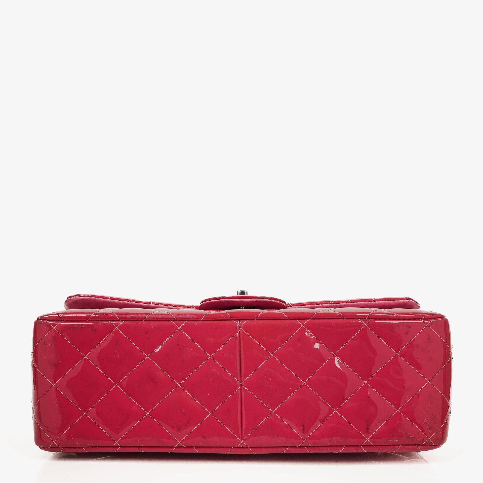 Chanel Jumbo Classic Double Flap Tasche aus gestepptem Lackleder mit silberfarbenen Beschlägen