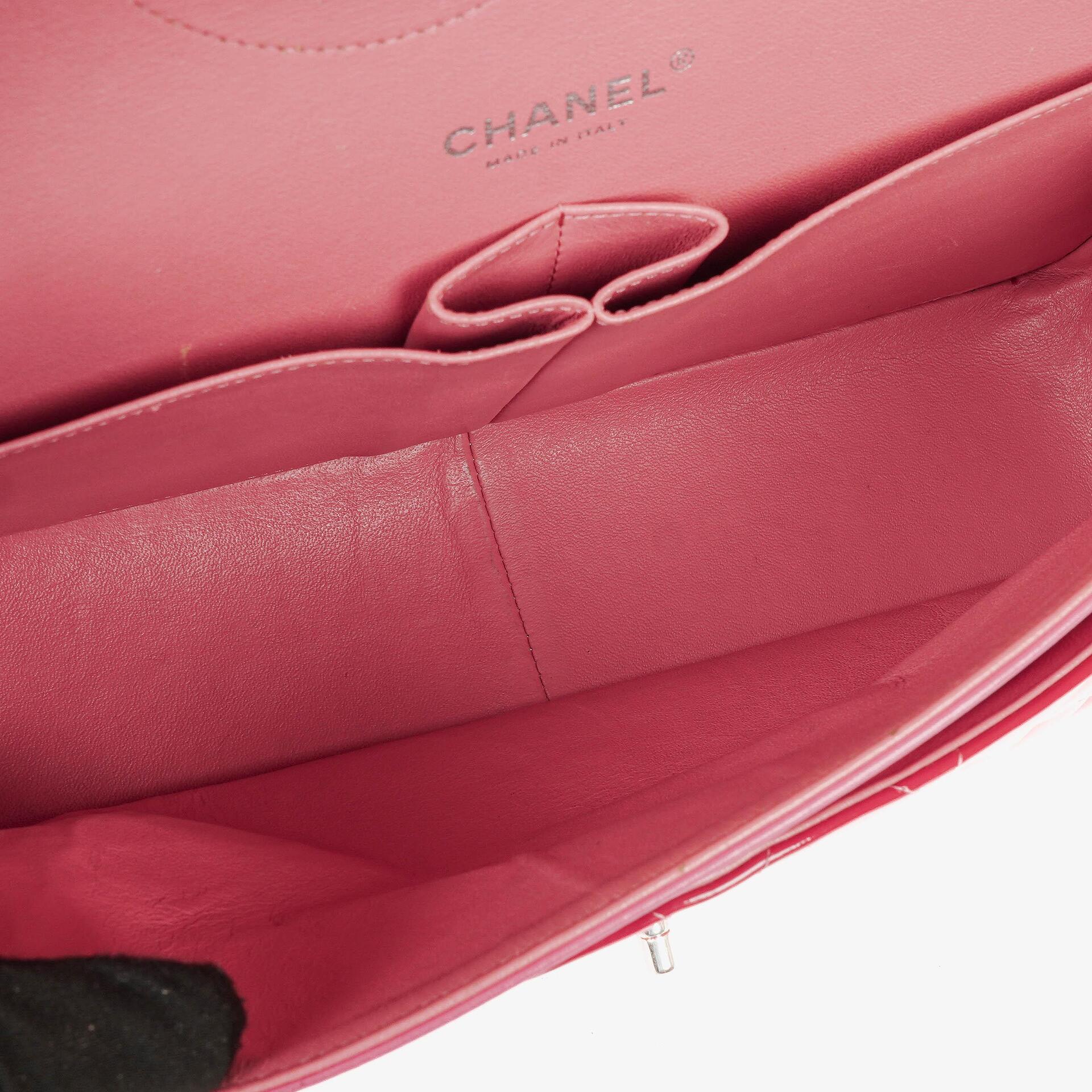 Chanel Jumbo Classic Double Flap Tasche aus gestepptem Lackleder mit silberfarbenen Beschlägen