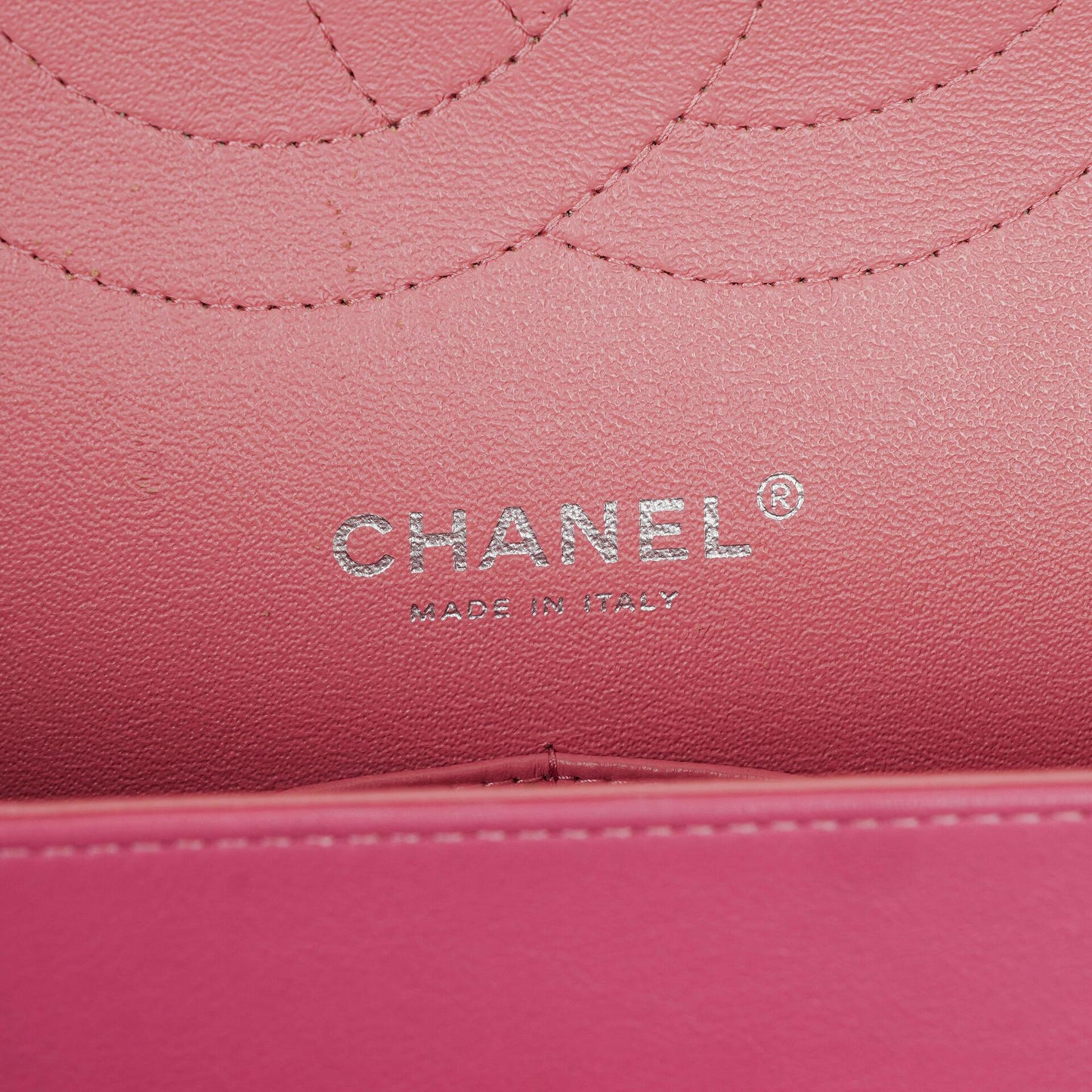 Chanel Jumbo Classic Double Flap Tasche aus gestepptem Lackleder mit silberfarbenen Beschlägen