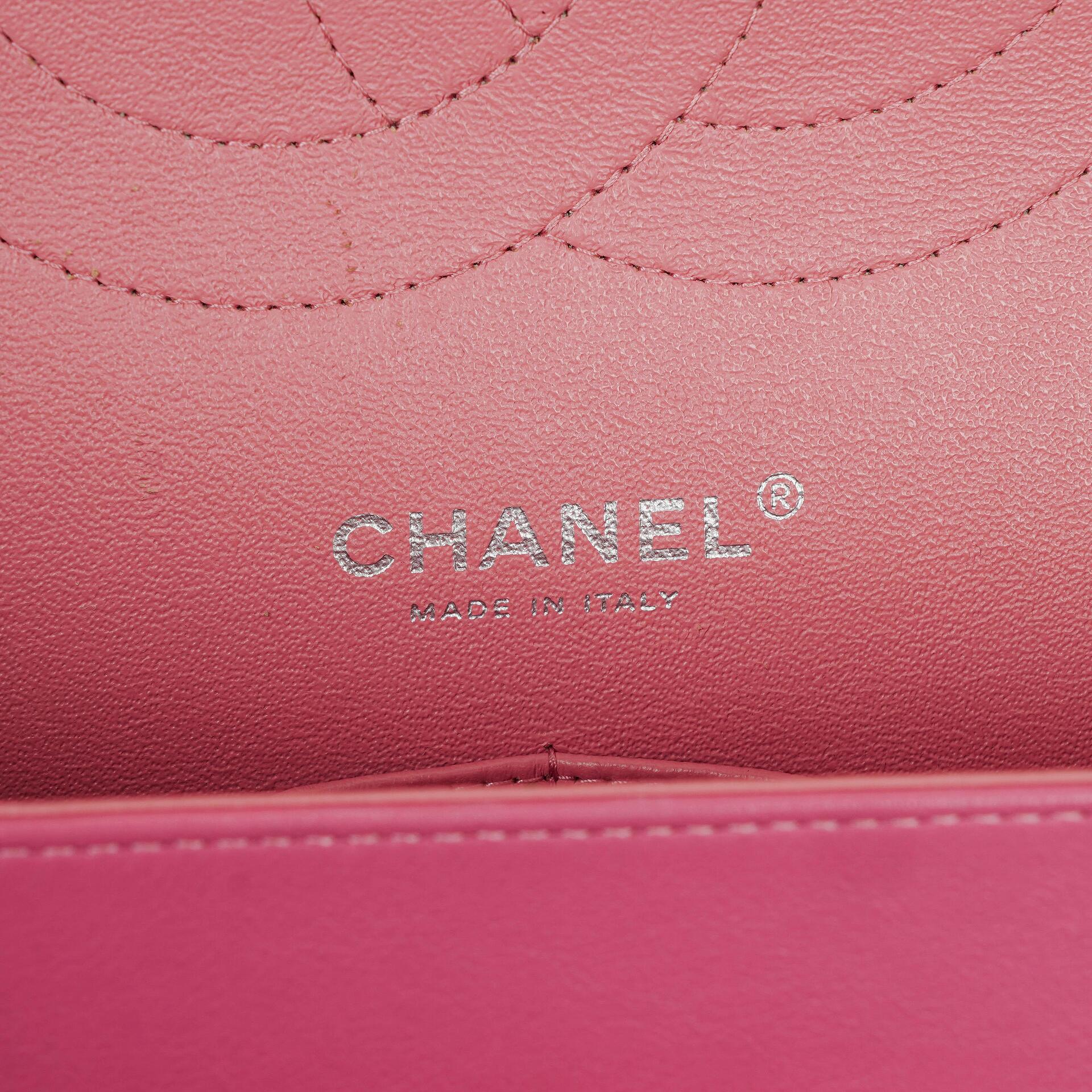 Chanel Jumbo Classic Double Flap Tasche aus gestepptem Lackleder mit silberfarbenen Beschlägen